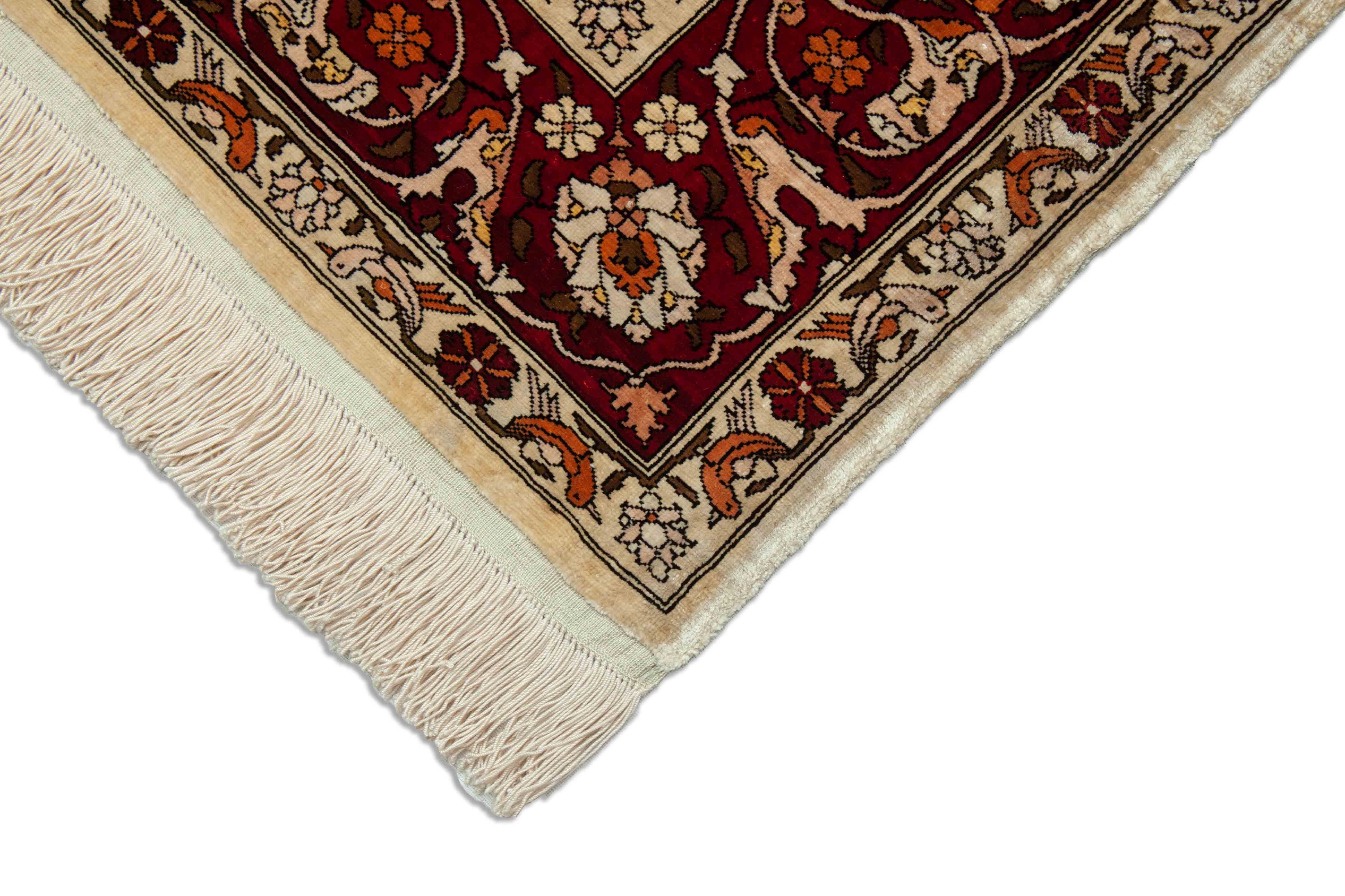 Eine Fotoaufnahme eines Hereke Teppichs.