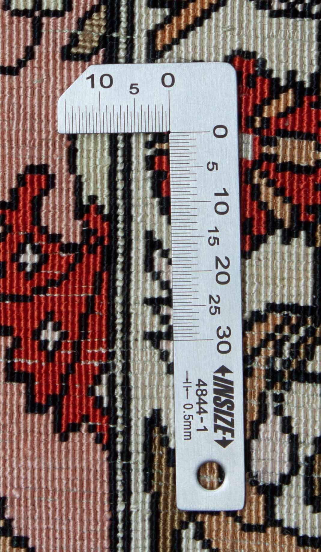 Eine Fotoaufnahme eines Hereke Teppichs.