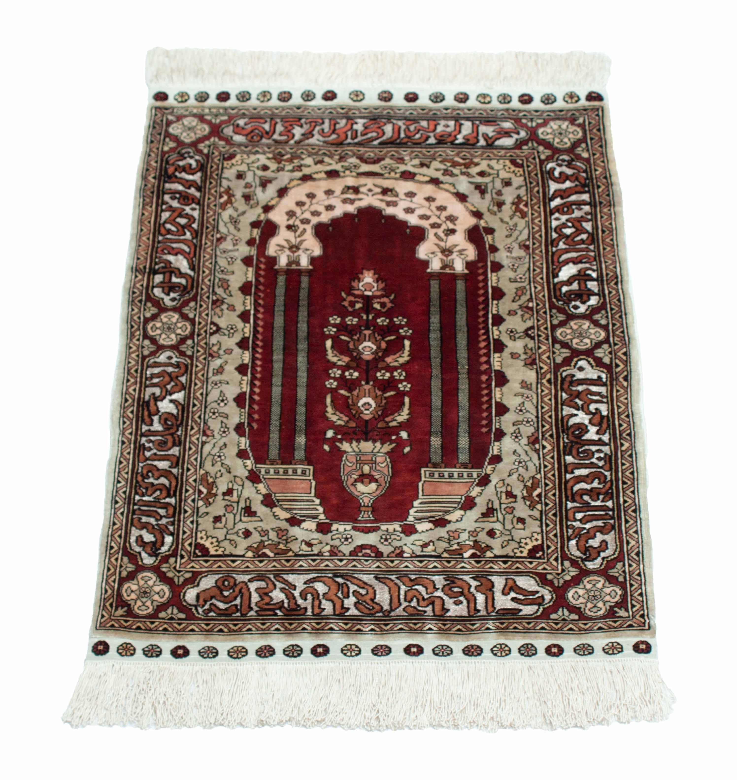 Eine Fotoaufnahme eines Hereke Teppichs.