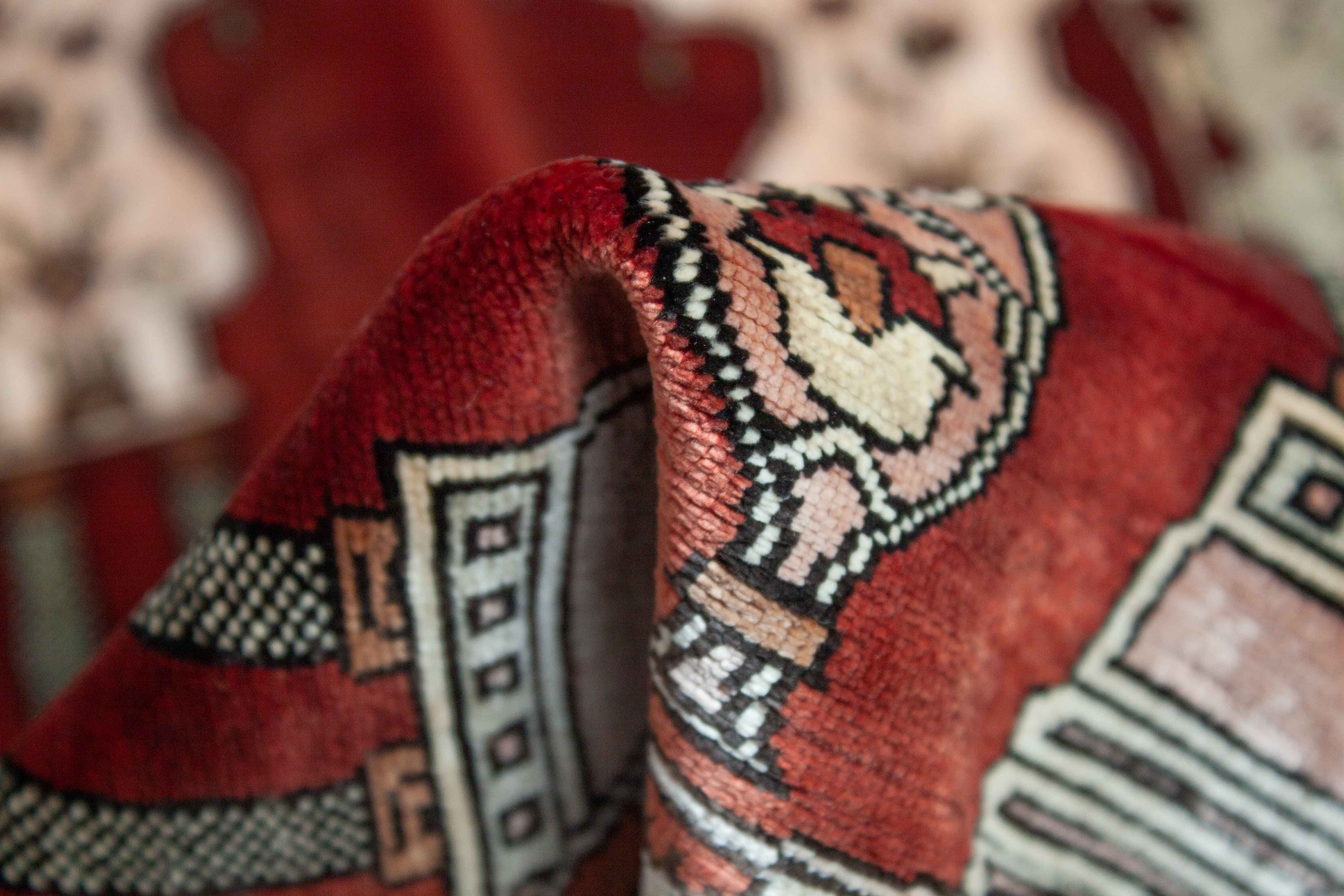 Eine Fotoaufnahme eines Hereke Teppichs.