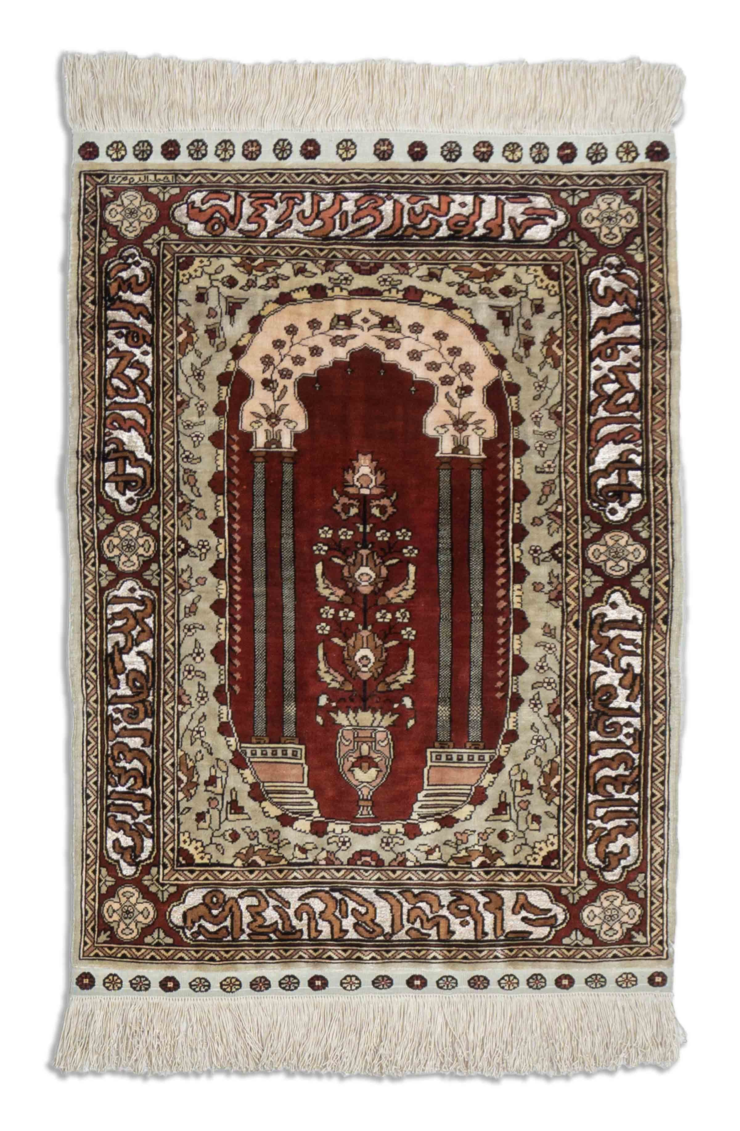 Eine Fotoaufnahme eines Hereke Teppichs.