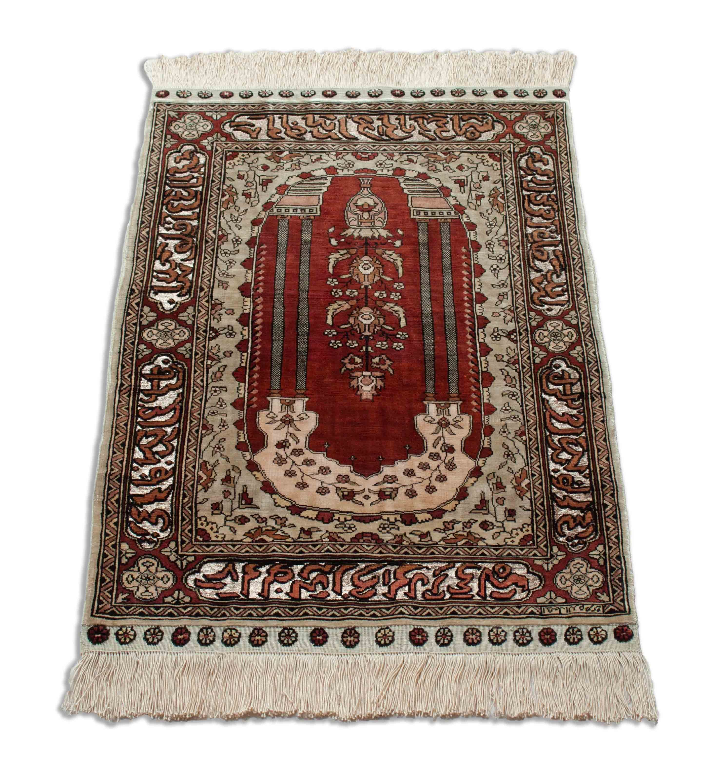 Eine Fotoaufnahme eines Hereke Teppichs.