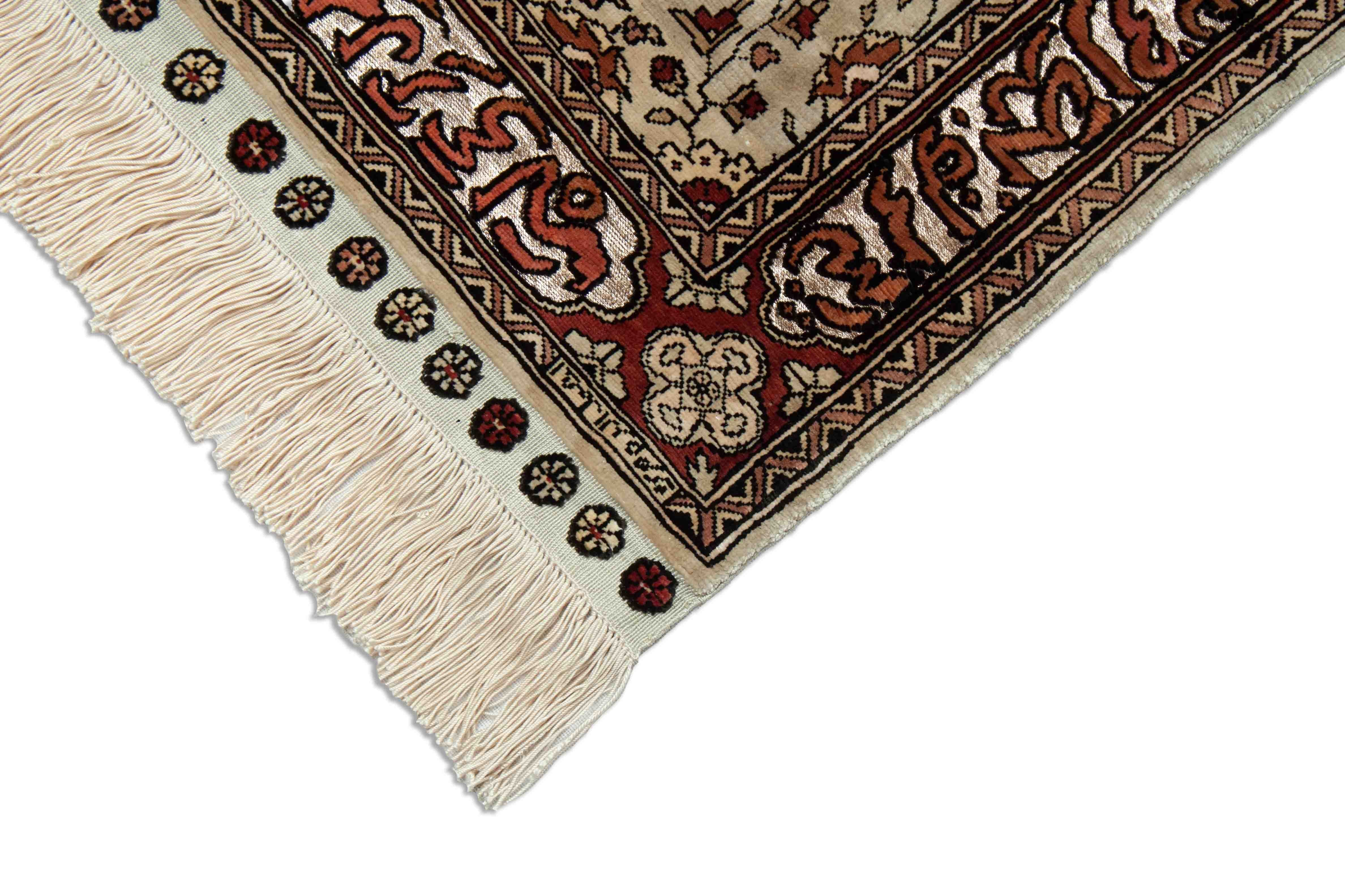 Eine Fotoaufnahme eines Hereke Teppichs.