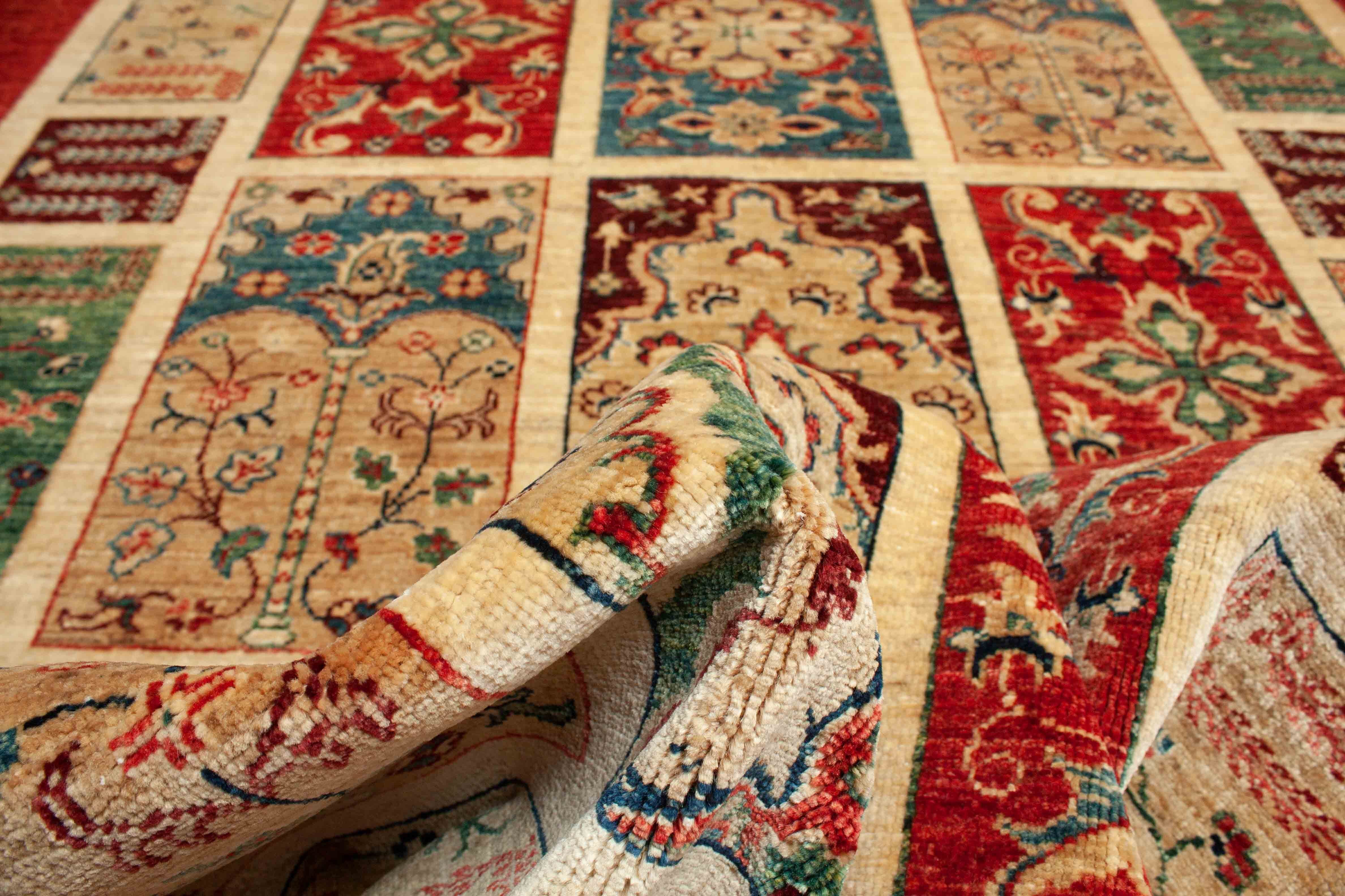 Eine Fotoaufnahme eines Bakhtiari Feldermuster Teppich Teppichs.