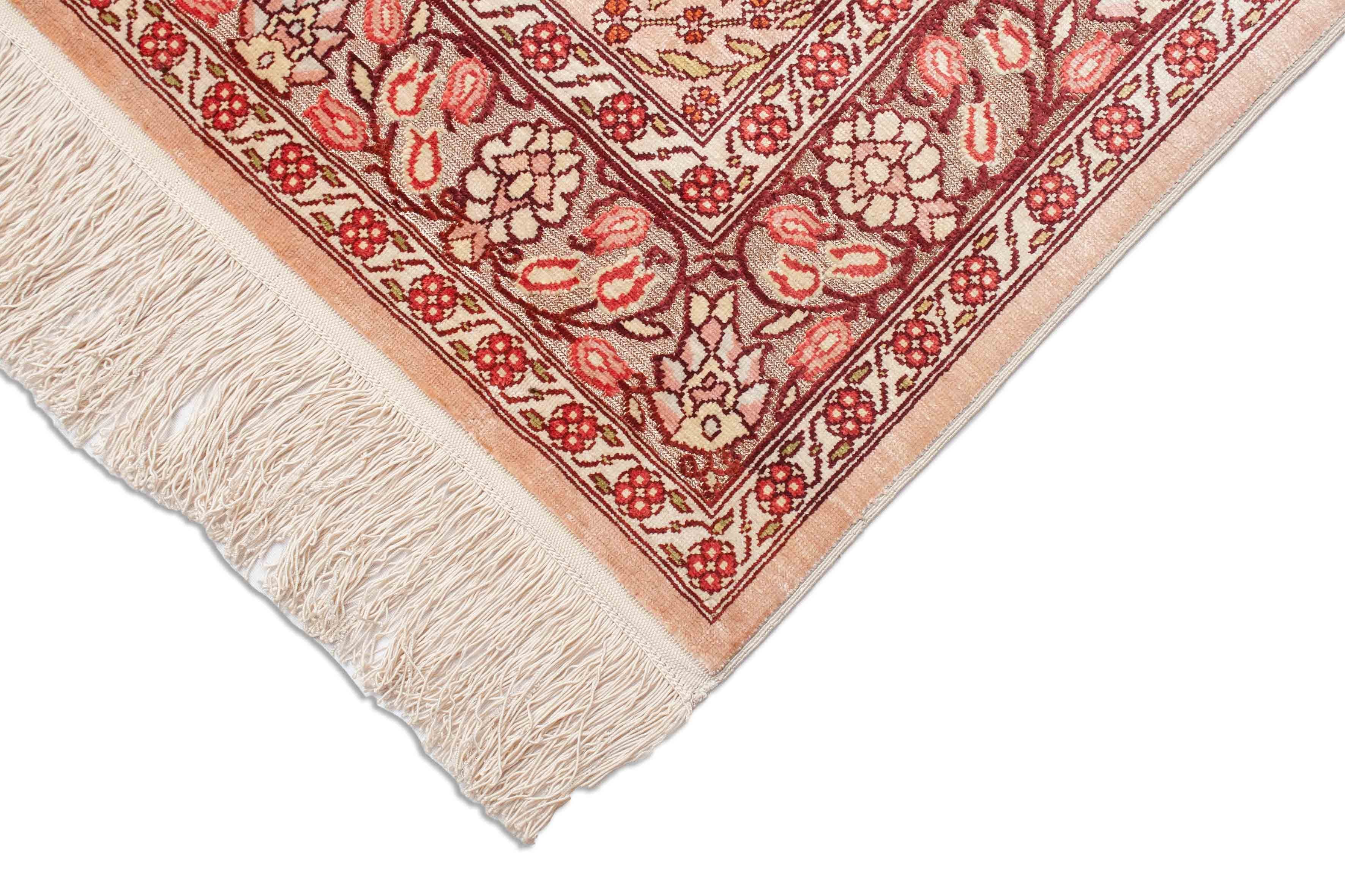 Eine Fotoaufnahme eines Hereke Teppichs.