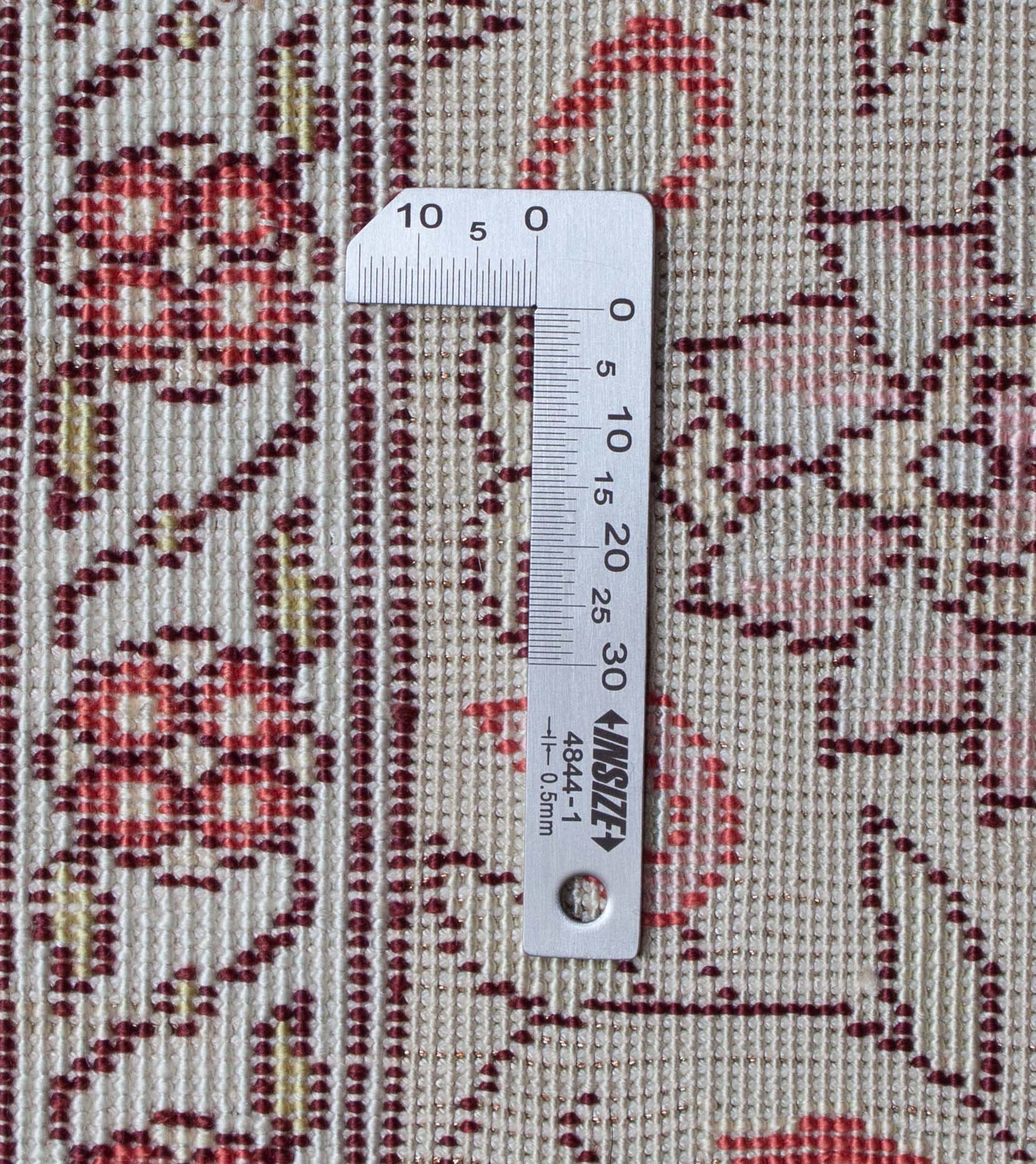 Eine Fotoaufnahme eines Hereke Teppichs.