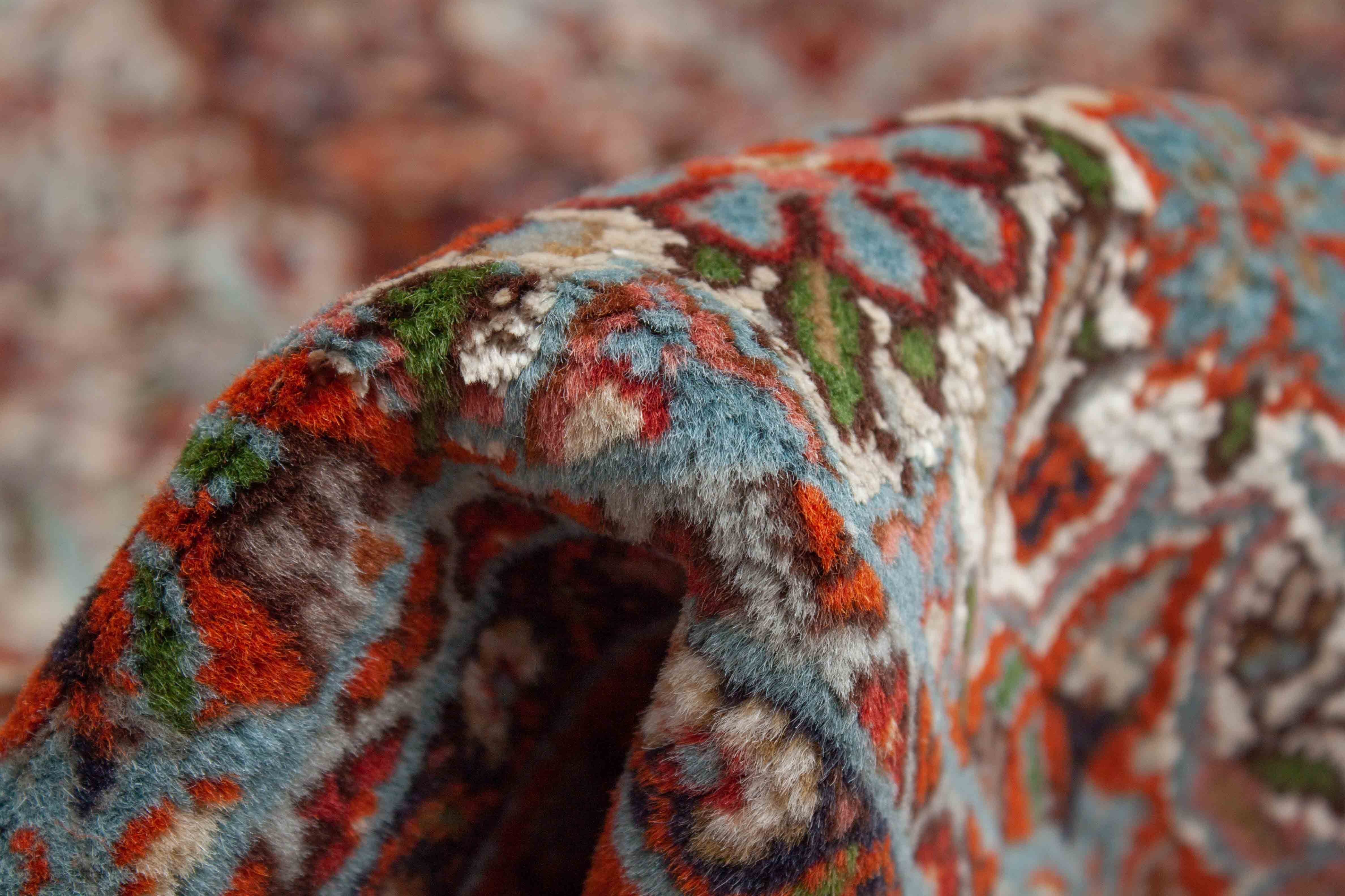 Eine Fotoaufnahme eines Kaschmir Teppich Teppichs.