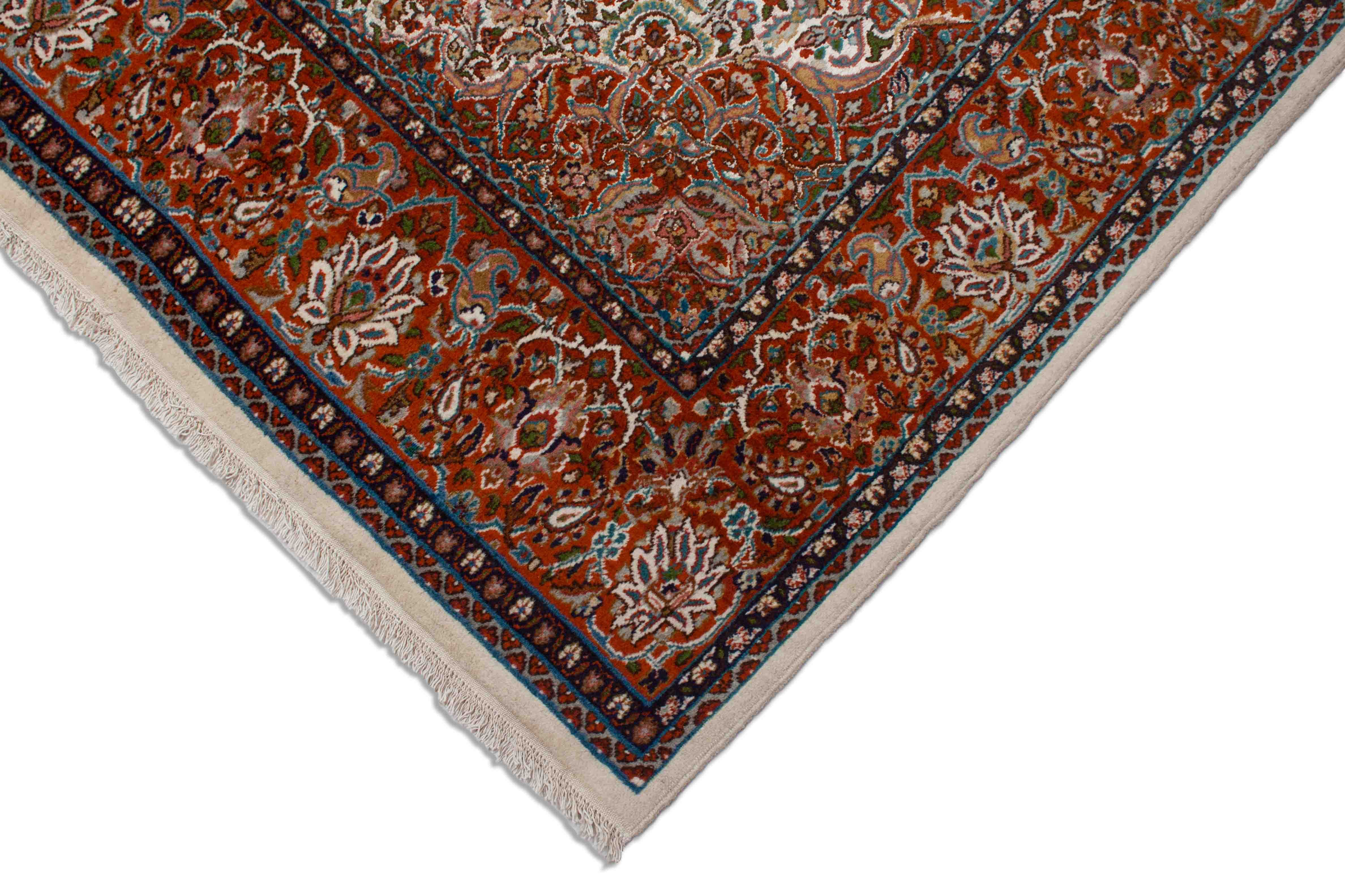 Eine Fotoaufnahme eines Kaschmir Teppich Teppichs.