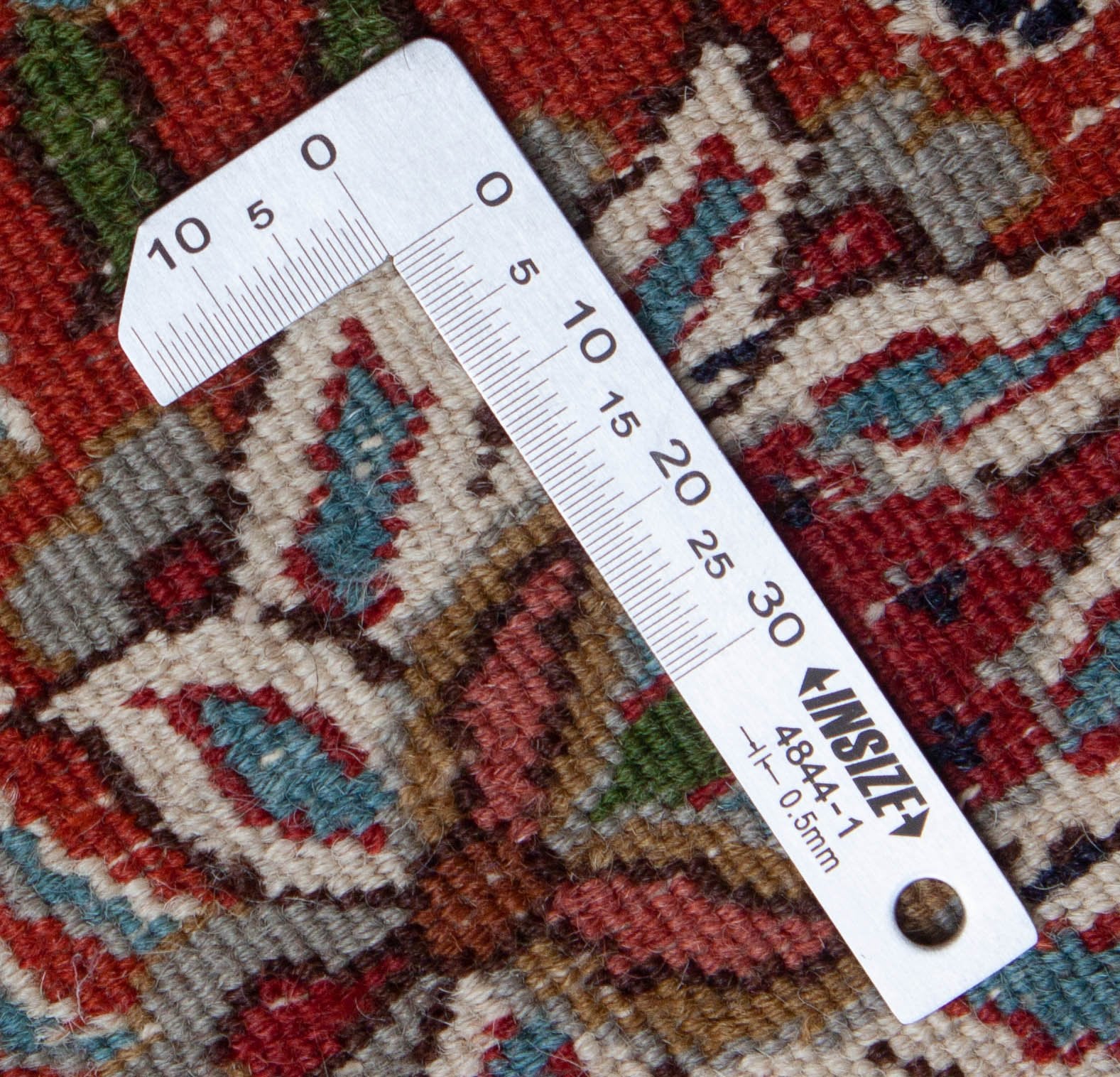 Eine Fotoaufnahme eines Kaschmir Teppich Teppichs.