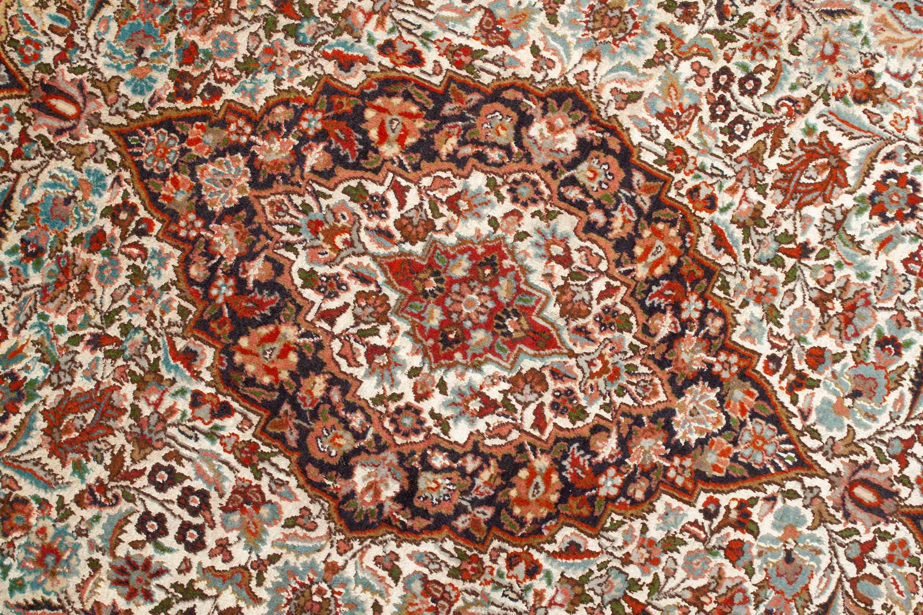 Eine Fotoaufnahme eines Kaschmir Teppich Teppichs.