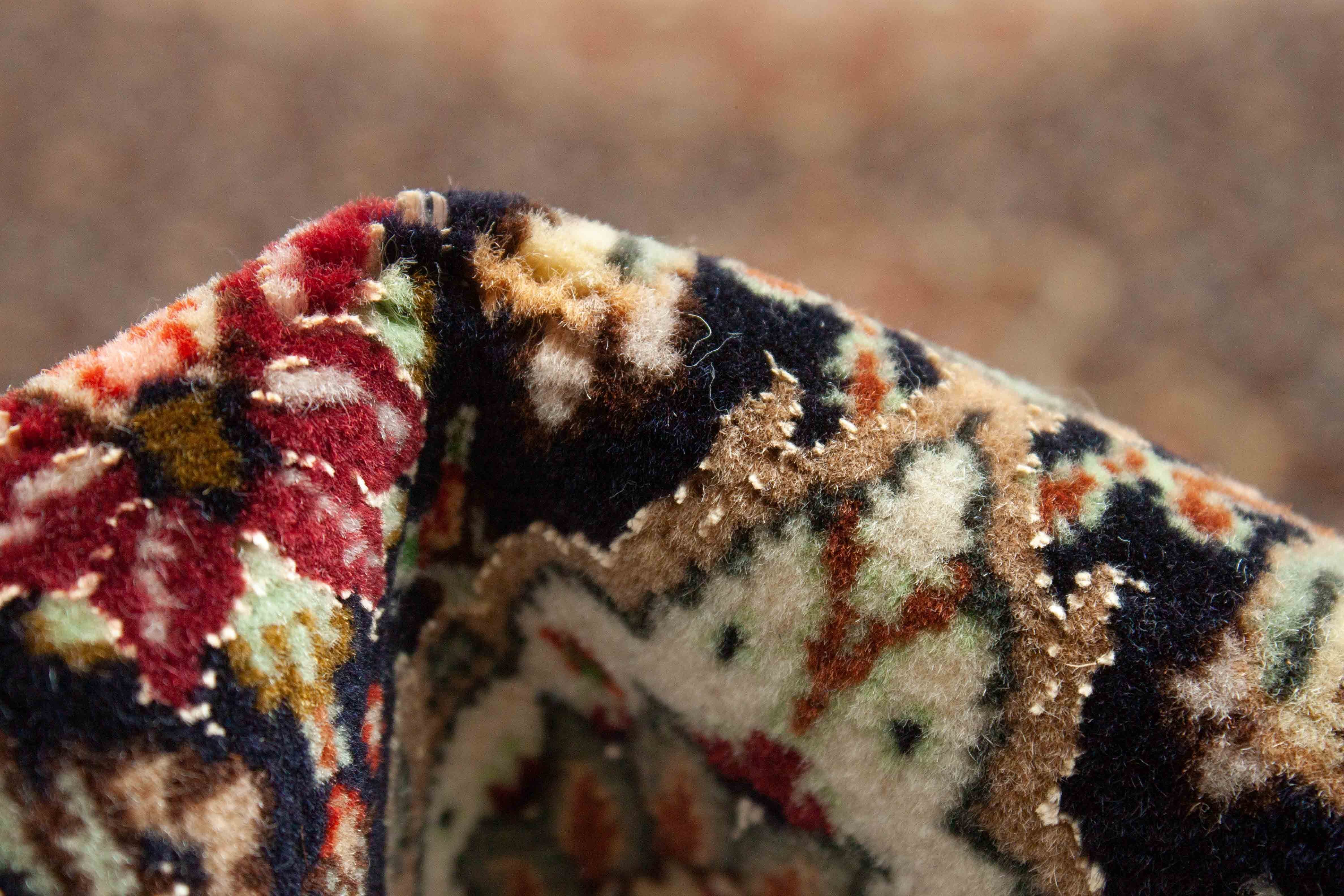 Eine Fotoaufnahme eines Täbriz Teppichs.