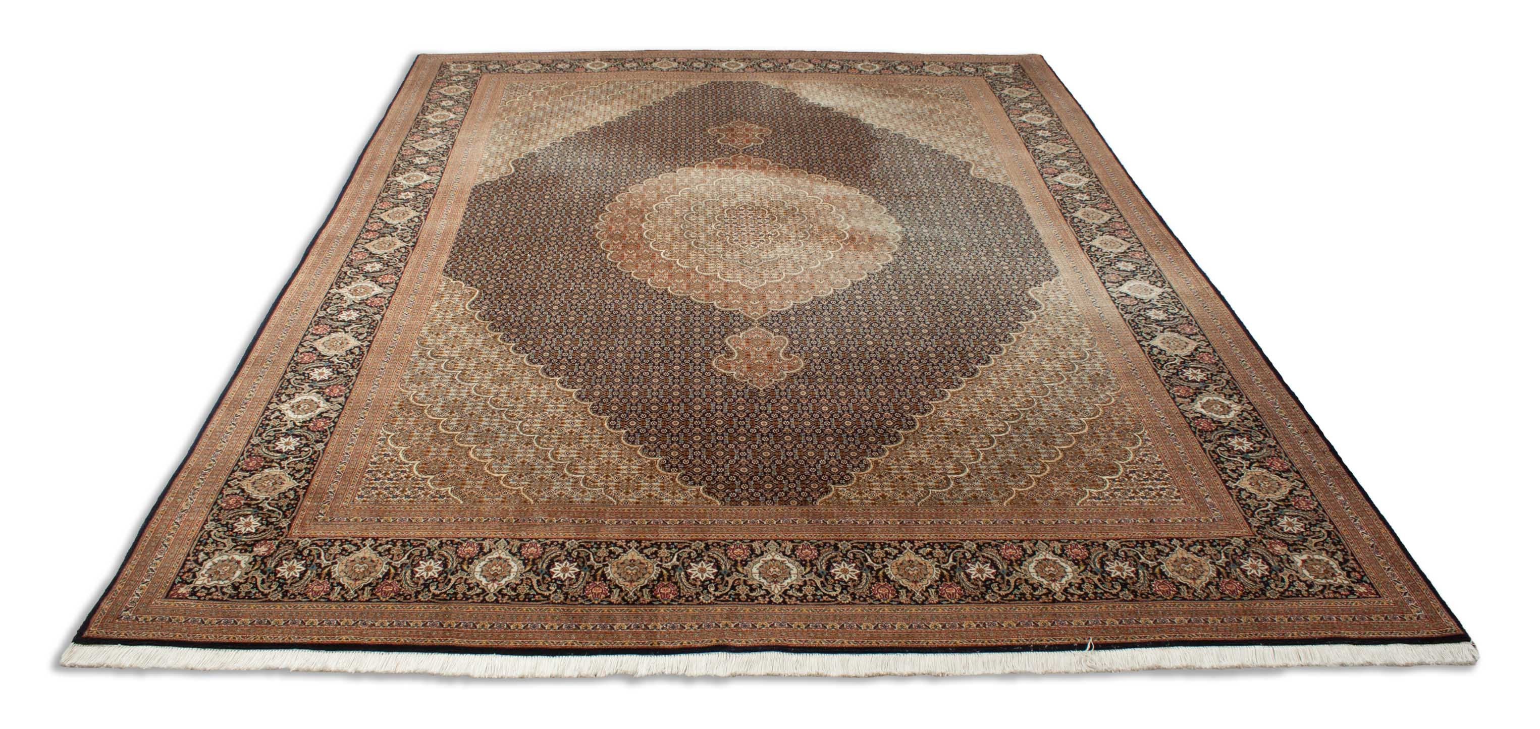 Eine Fotoaufnahme eines Täbriz Teppichs.