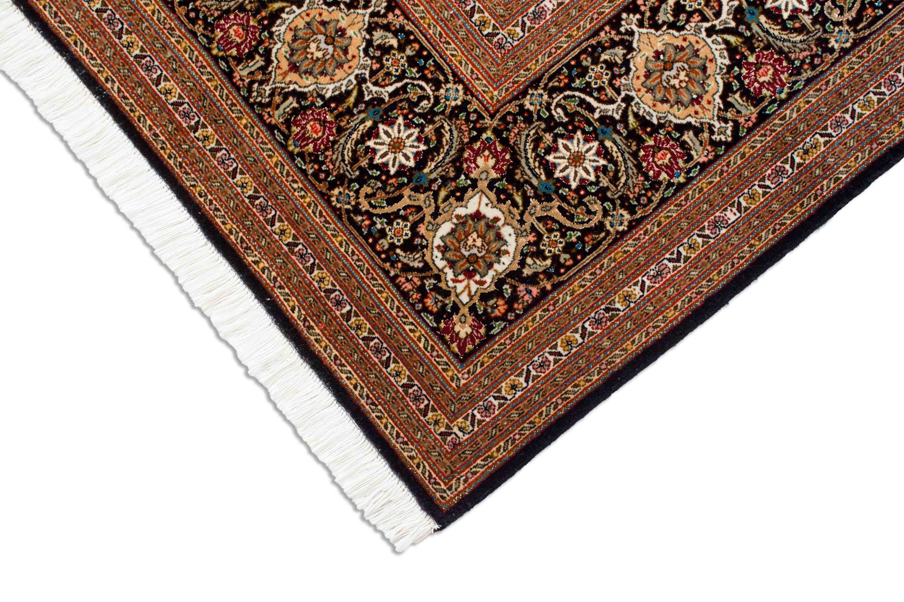 Eine Fotoaufnahme eines Täbriz Teppichs.