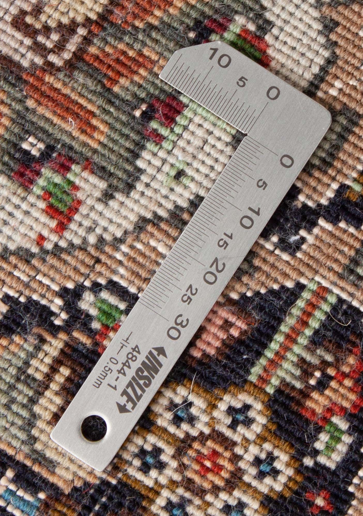 Eine Fotoaufnahme eines Täbriz Teppichs.