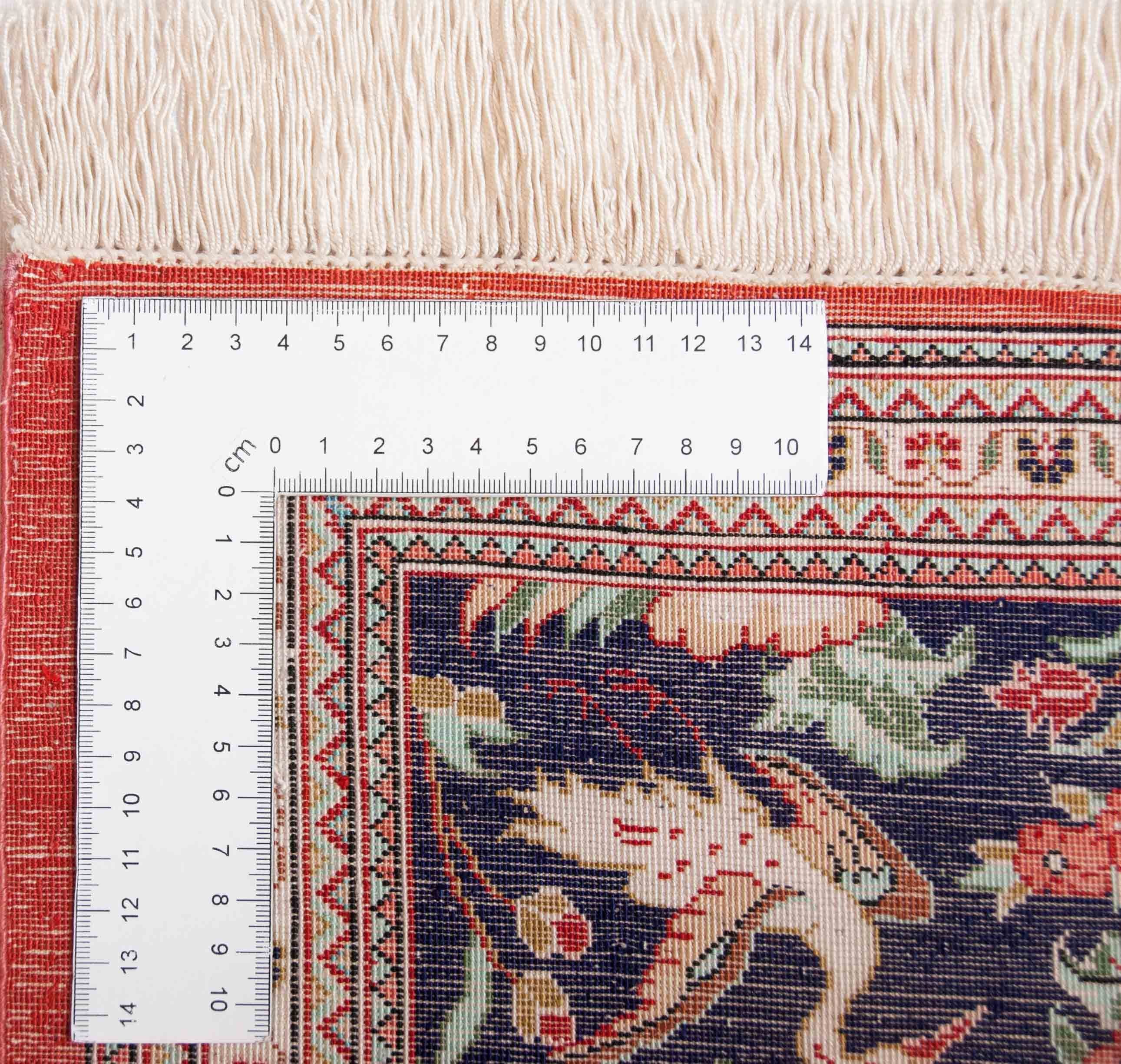 Eine Fotoaufnahme eines Ghom Teppichs.