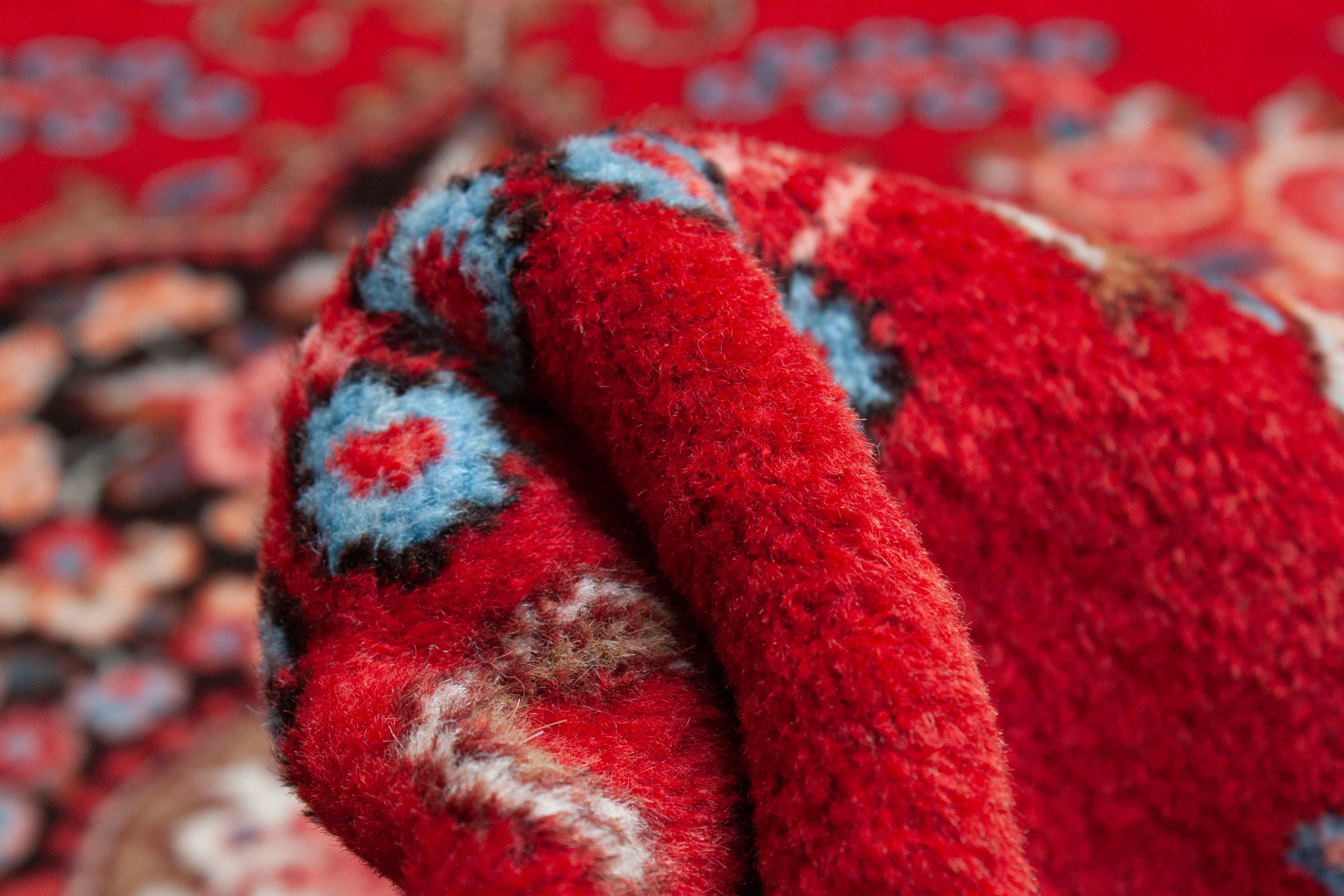 Eine Fotoaufnahme eines Meschad Teppichs.