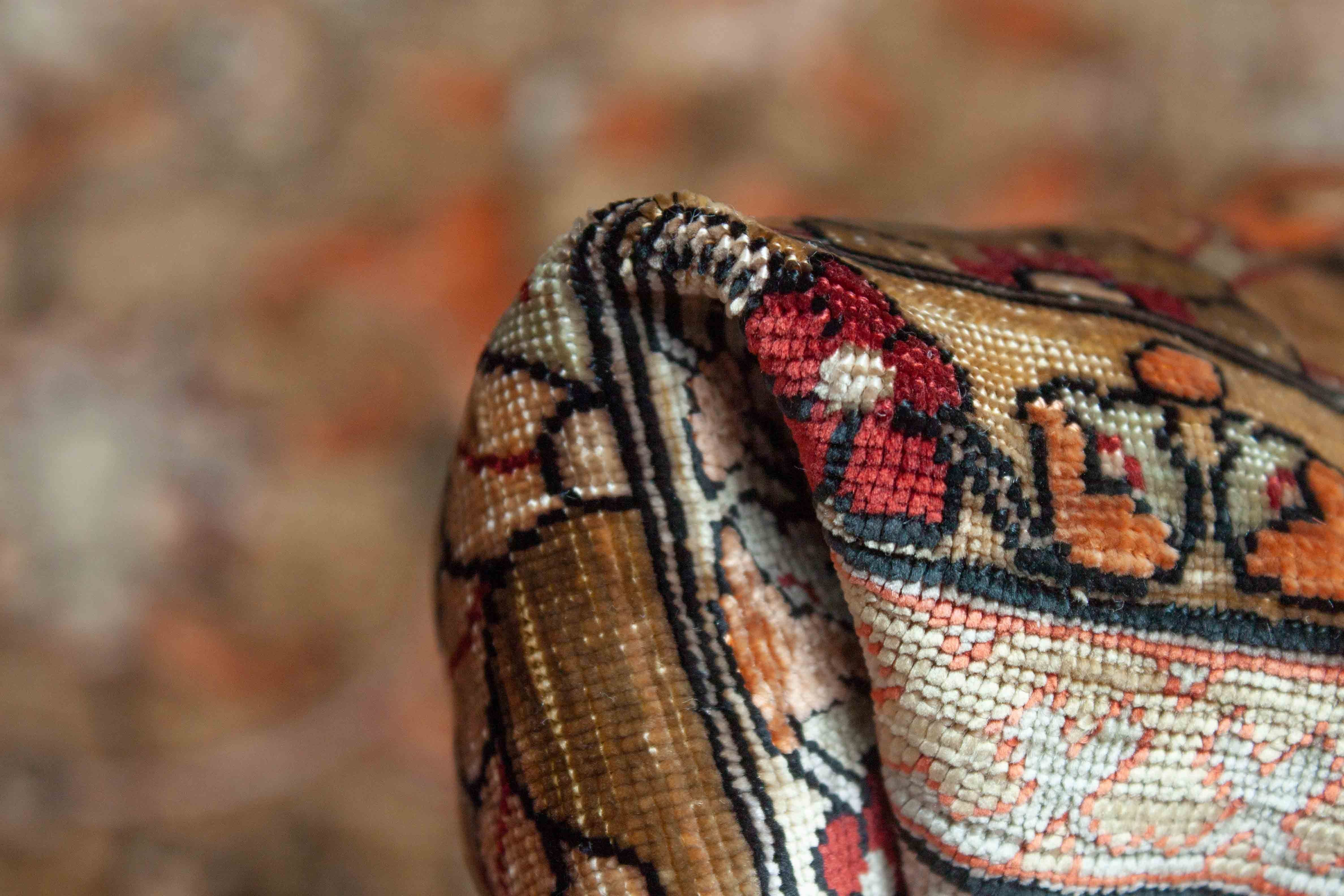 Eine Fotoaufnahme eines Hereke Teppichs.