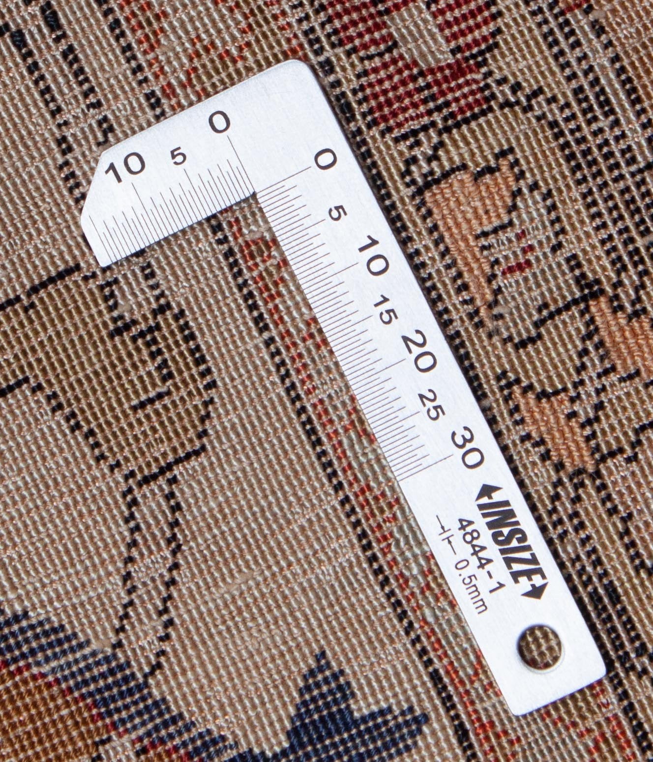 Eine Fotoaufnahme eines Hereke Teppichs.