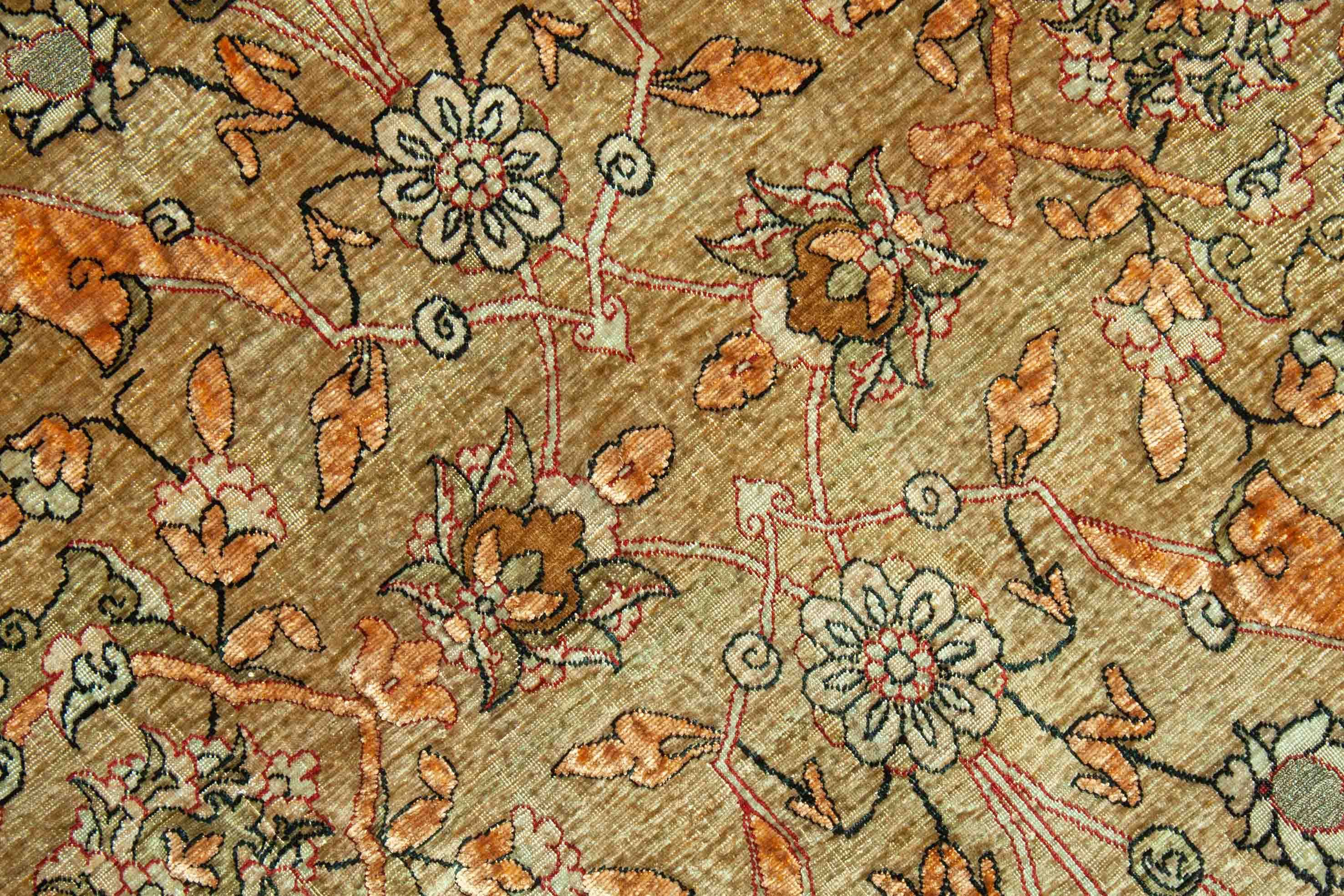 Eine Fotoaufnahme eines Hereke Teppichs.