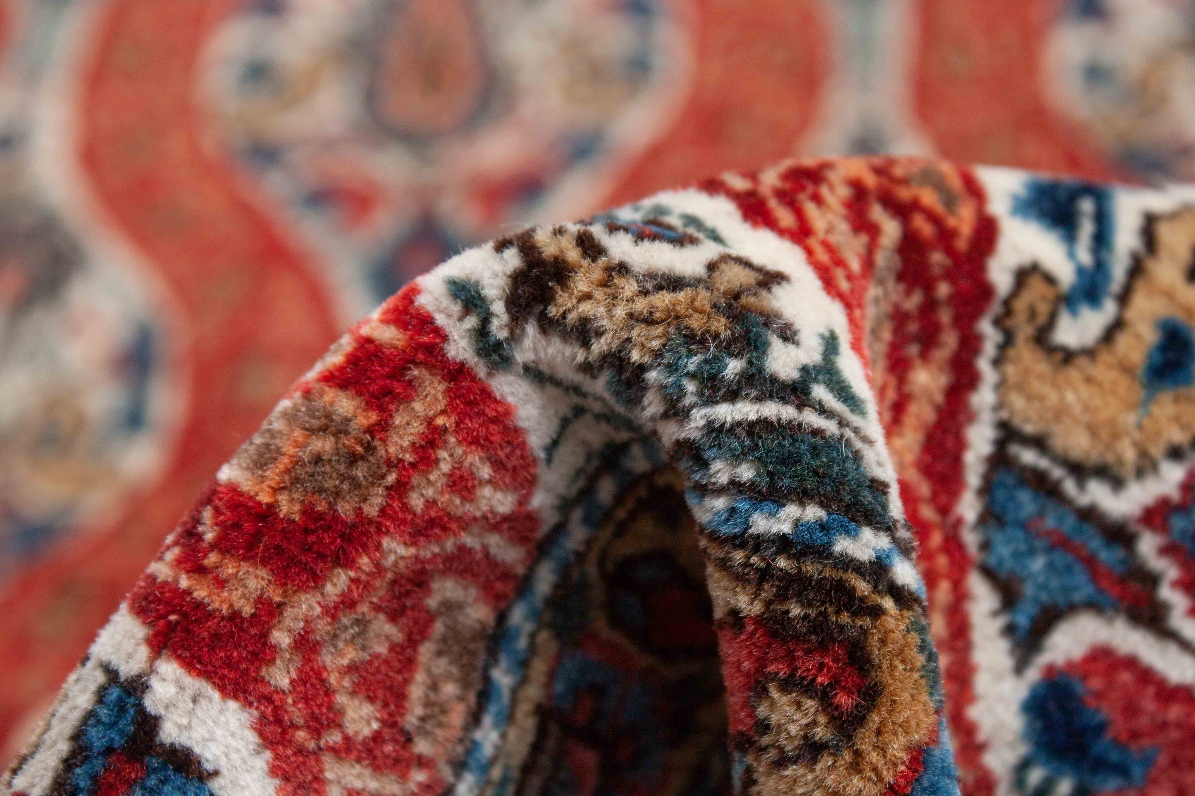 Eine Fotoaufnahme eines Ghom Teppichs.