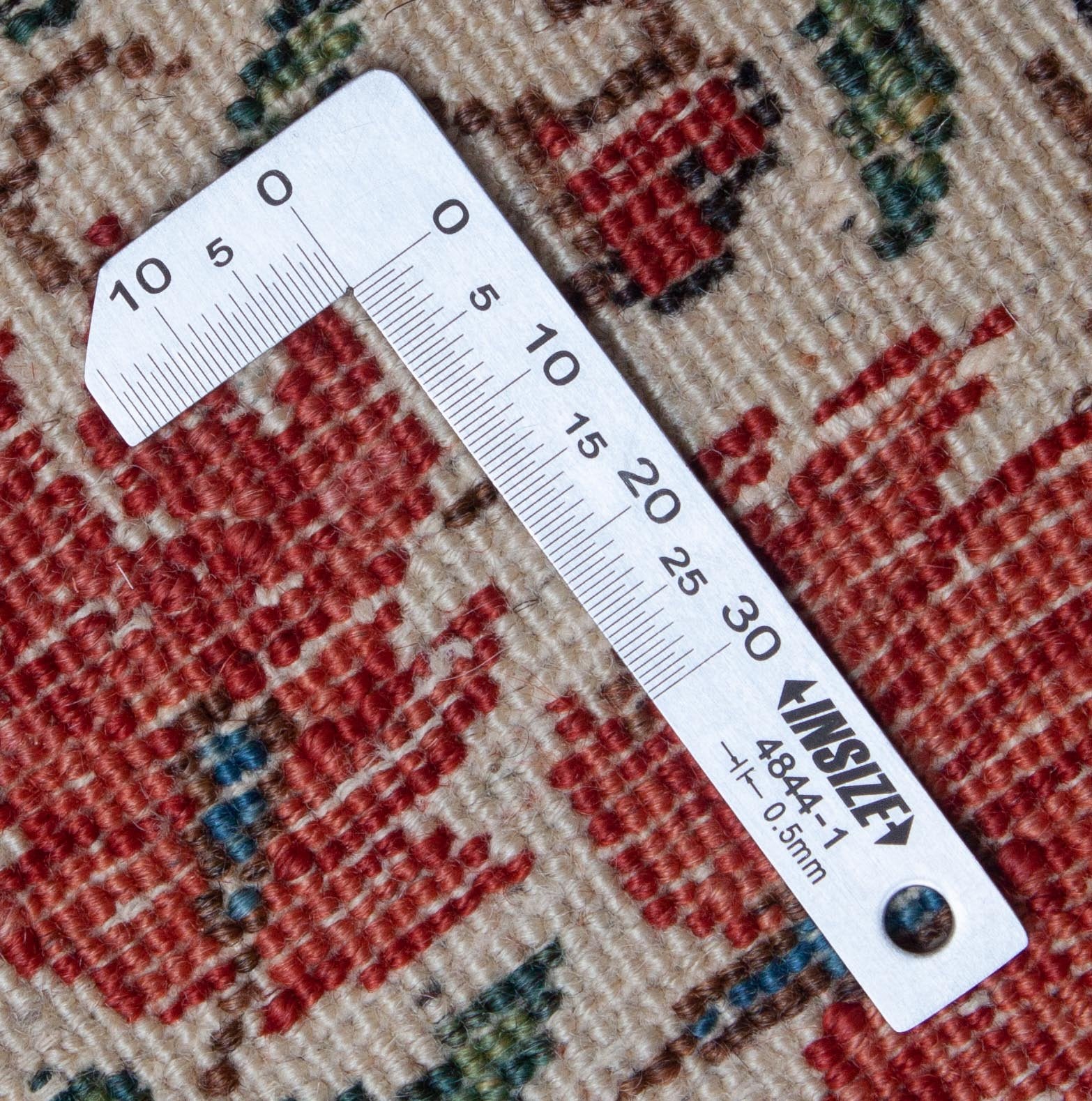 Eine Fotoaufnahme eines Ghom Teppichs.