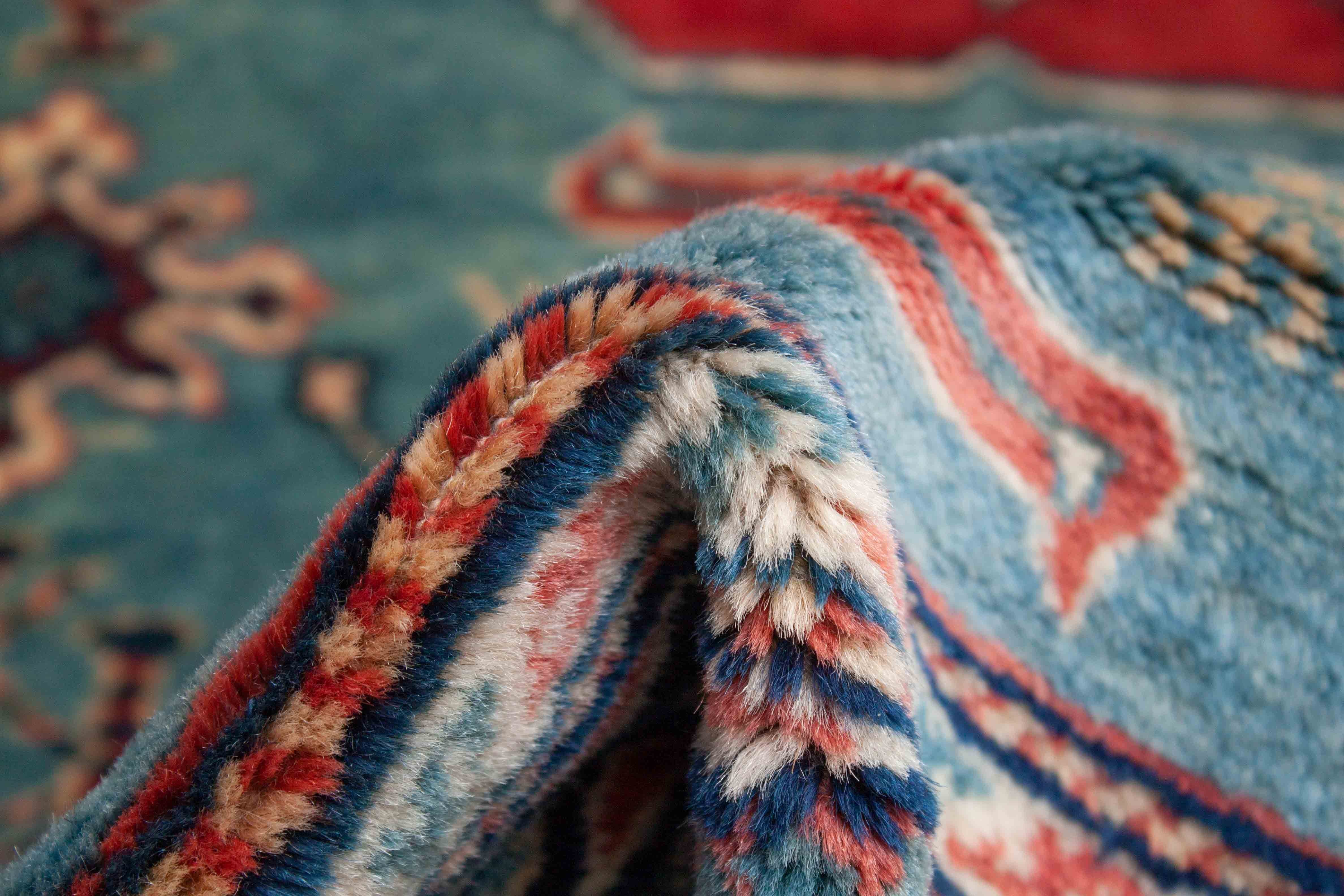 Eine Fotoaufnahme eines Schirwan Teppichs.