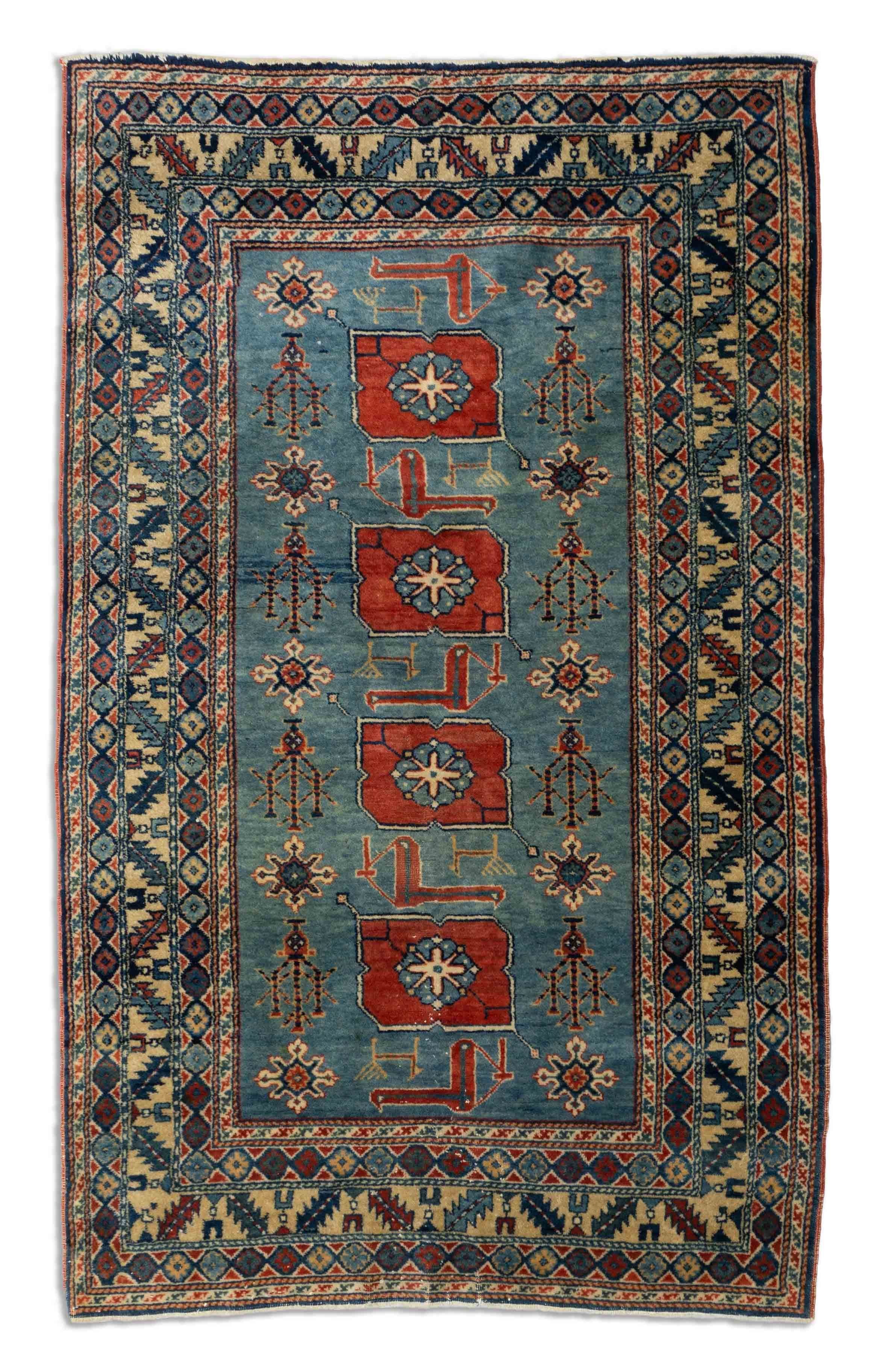 Eine Fotoaufnahme eines Schirwan Teppichs.