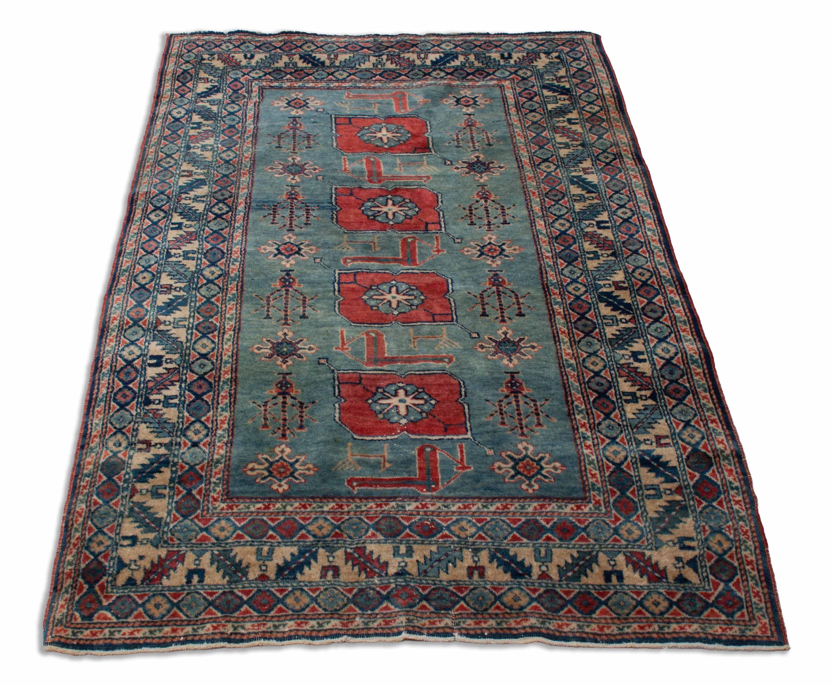 Eine Fotoaufnahme eines Schirwan Teppichs.