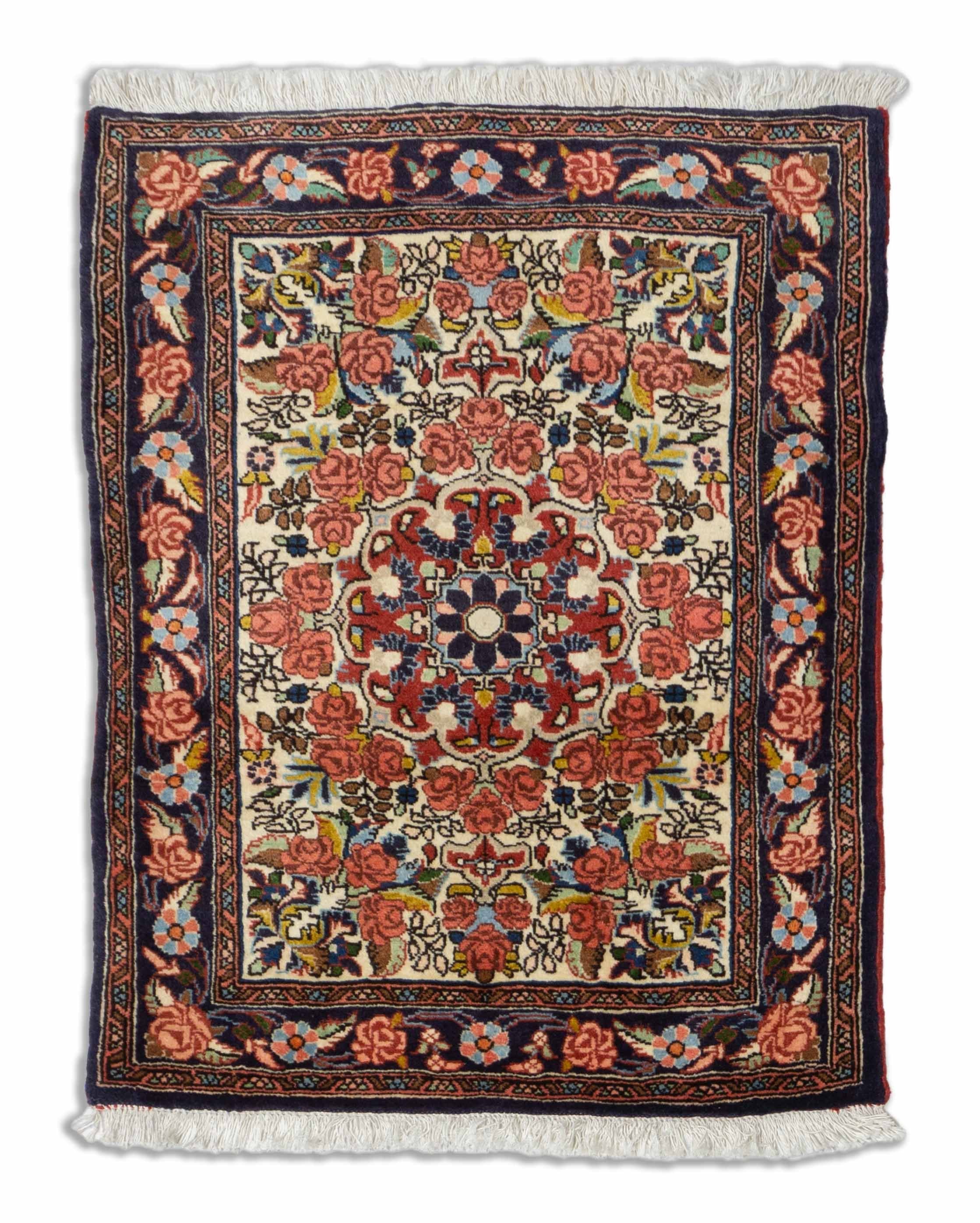 Eine Fotoaufnahme eines Bidjar Teppichs.