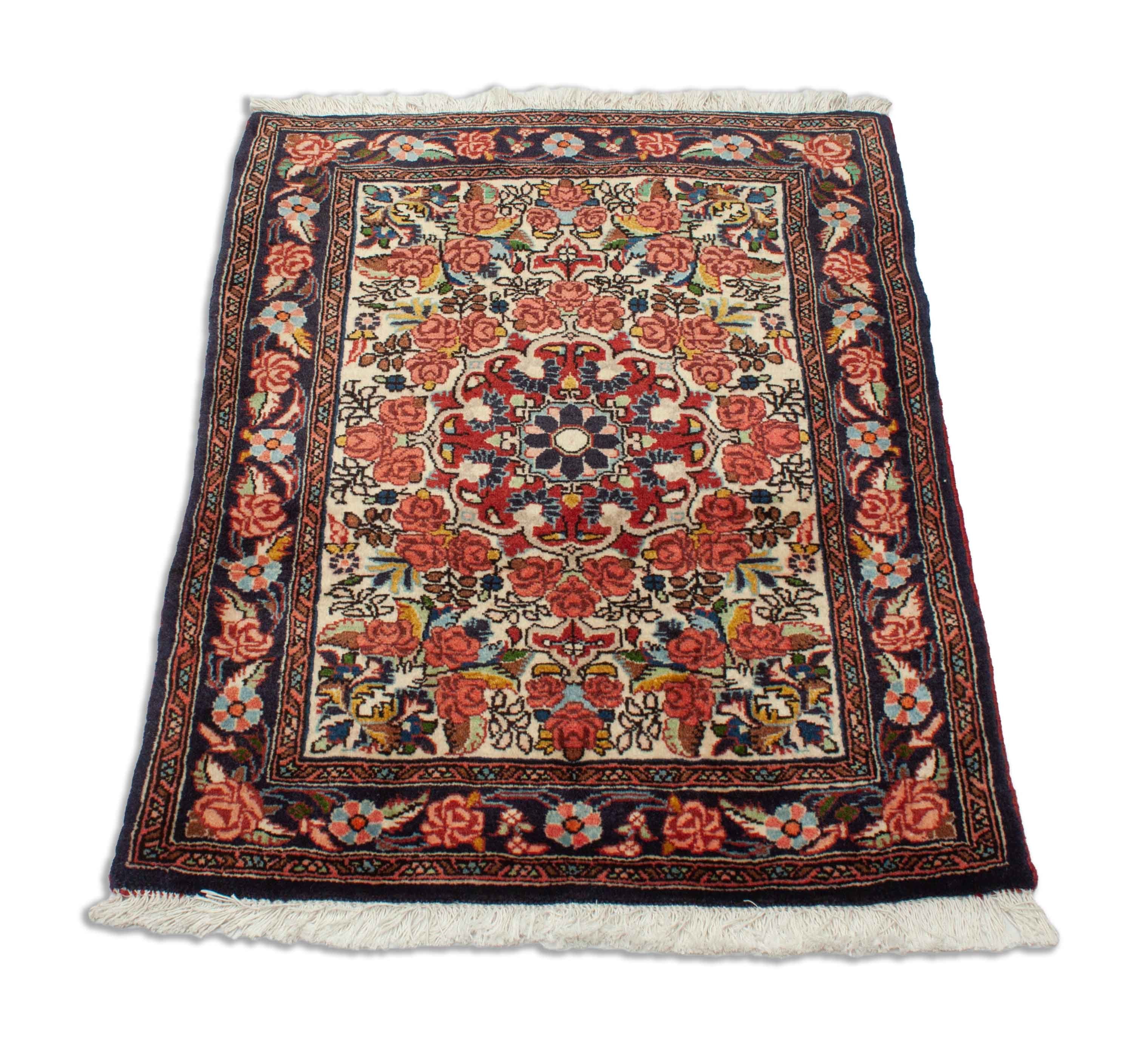 Eine Fotoaufnahme eines Bidjar Teppichs.