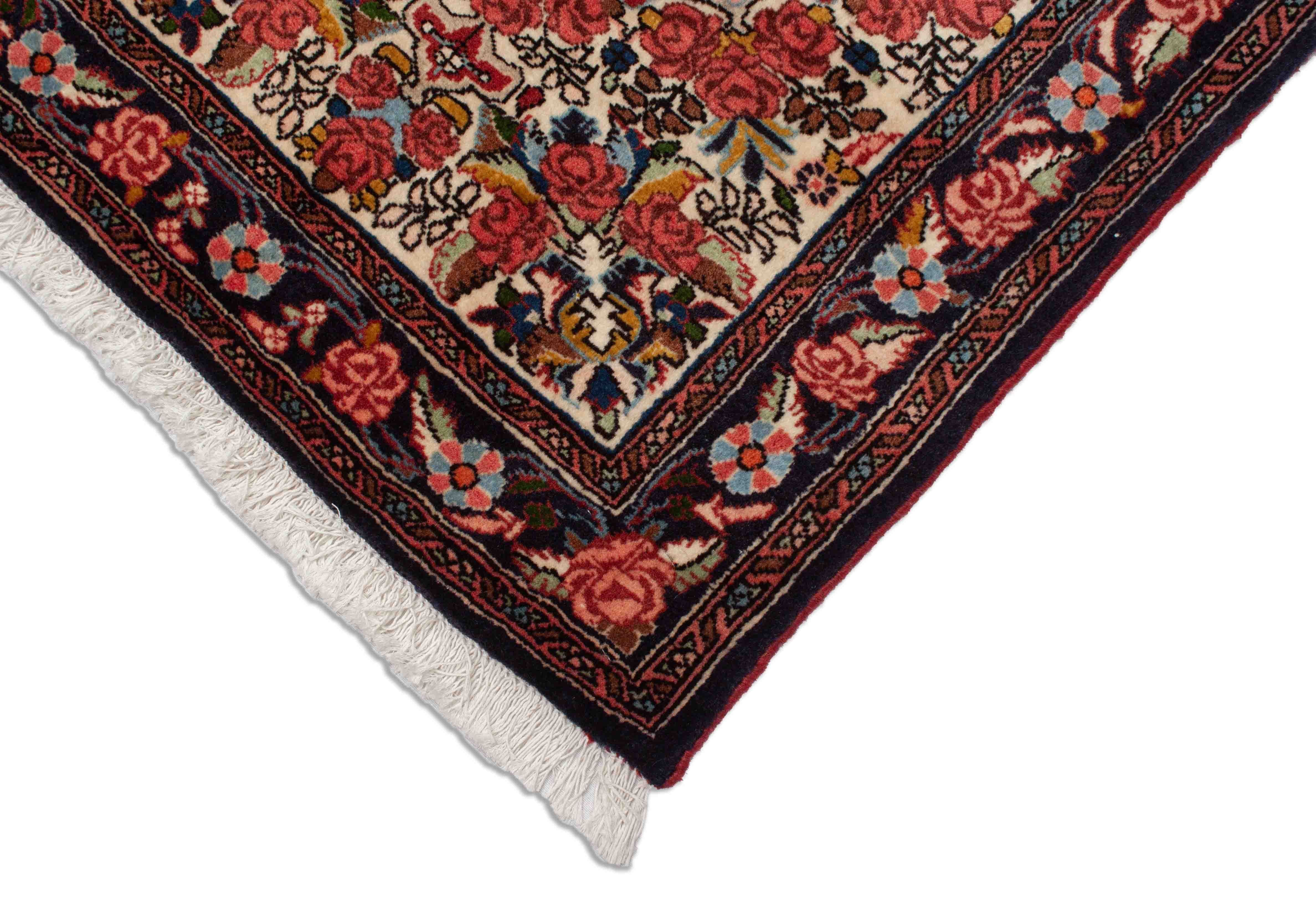 Eine Fotoaufnahme eines Bidjar Teppichs.