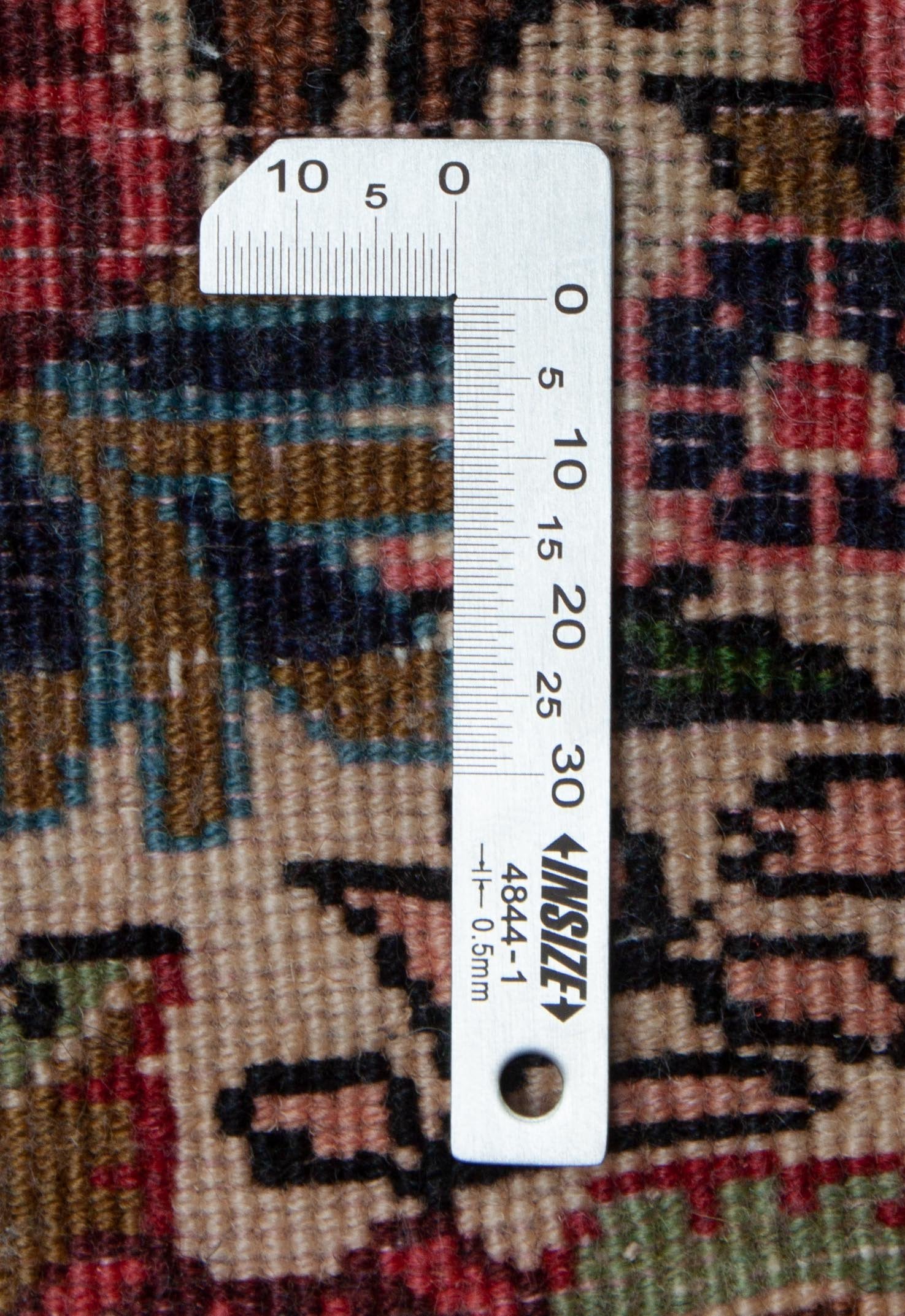 Eine Fotoaufnahme eines Bidjar Teppichs.