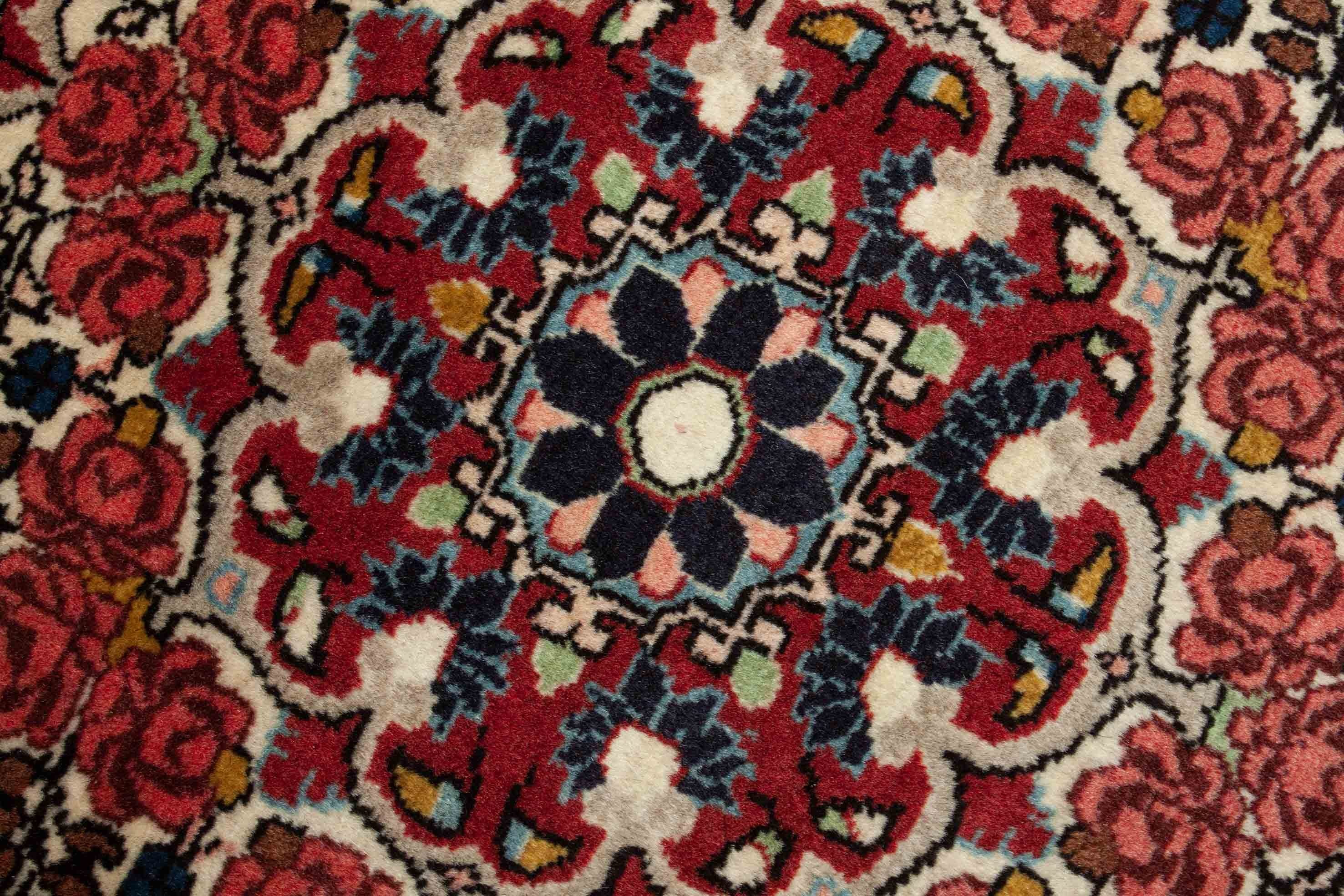 Eine Fotoaufnahme eines Bidjar Teppichs.