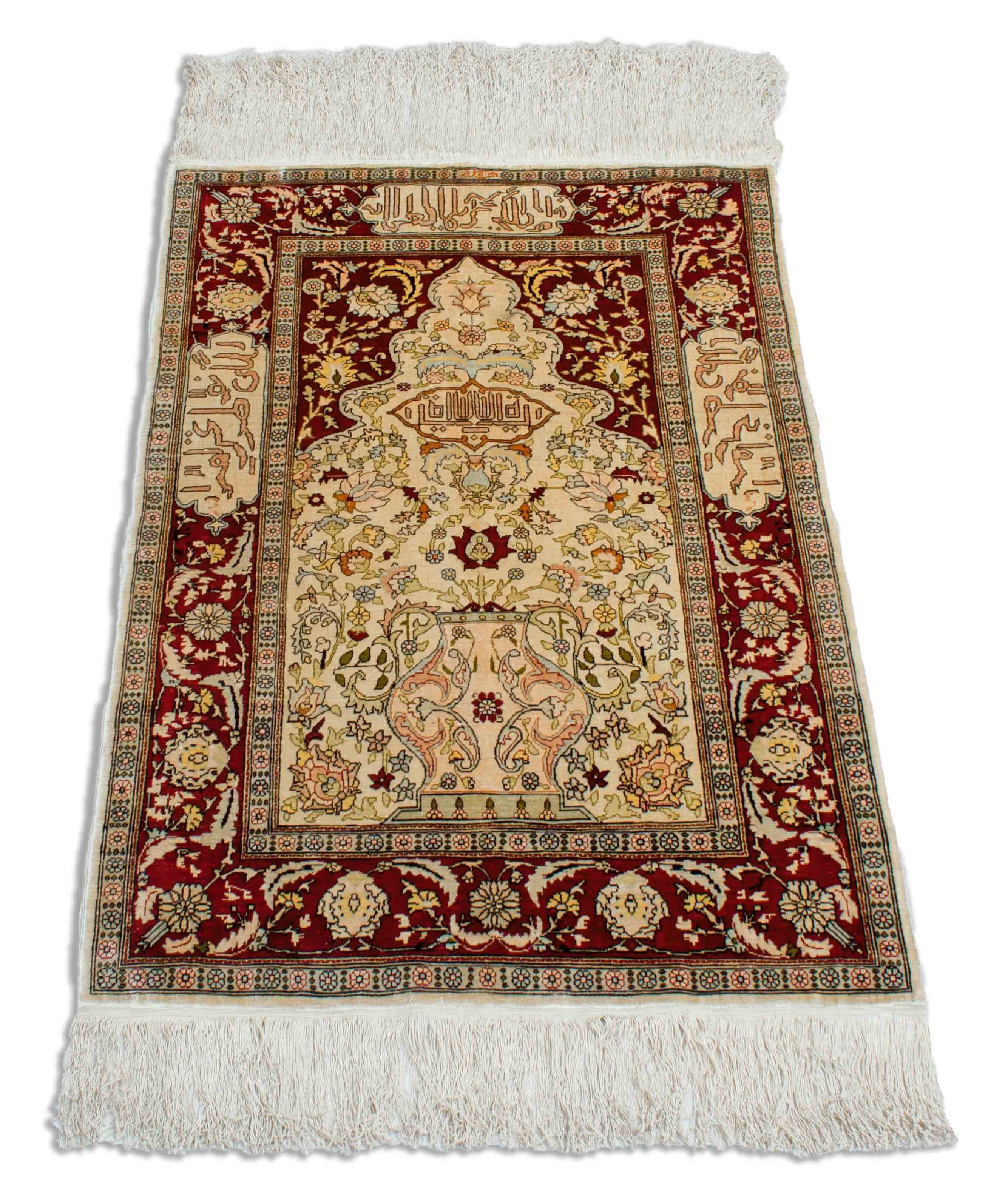 Eine Fotoaufnahme eines Hereke Teppichs.