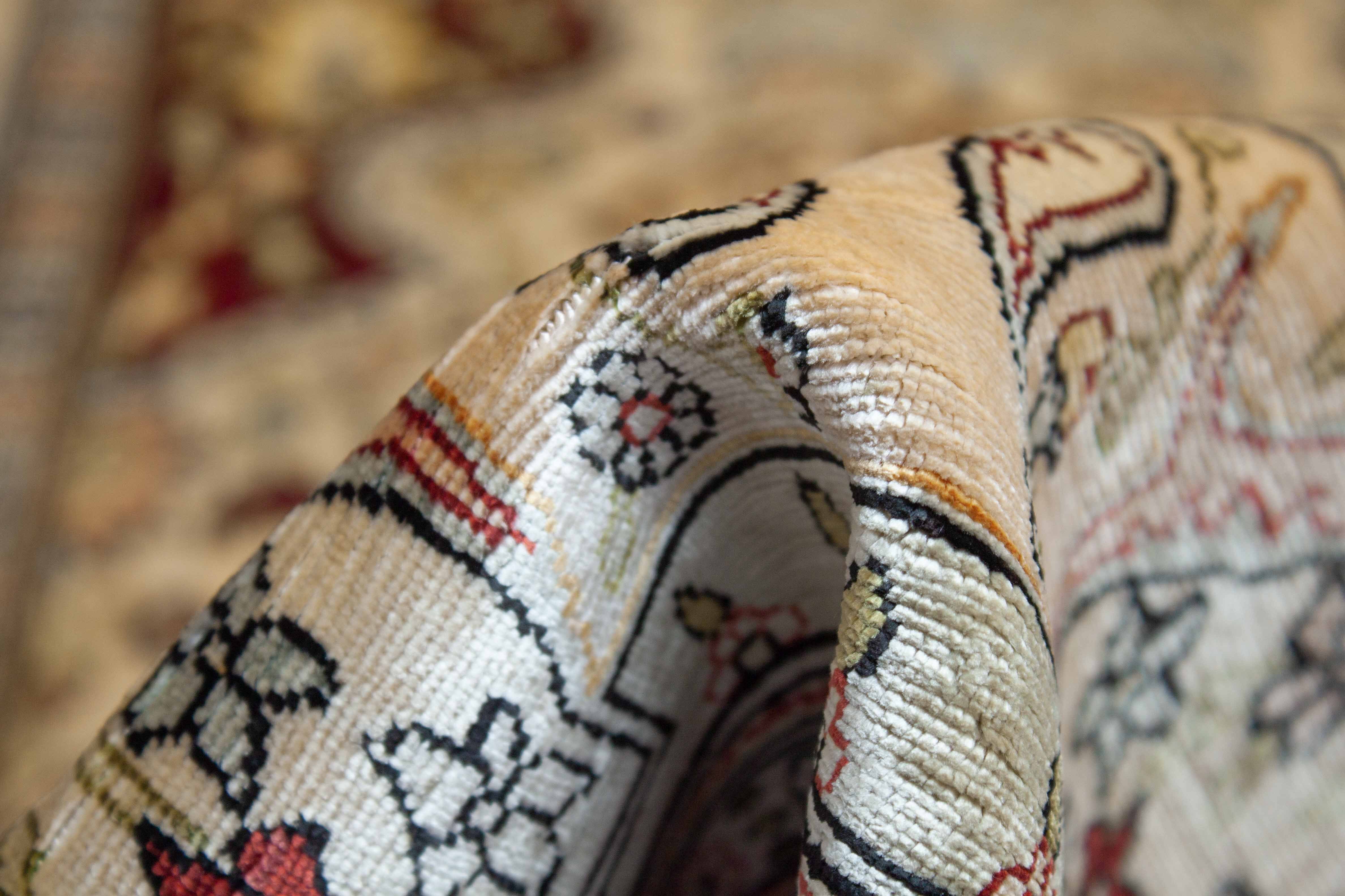 Eine Fotoaufnahme eines Hereke Teppichs.