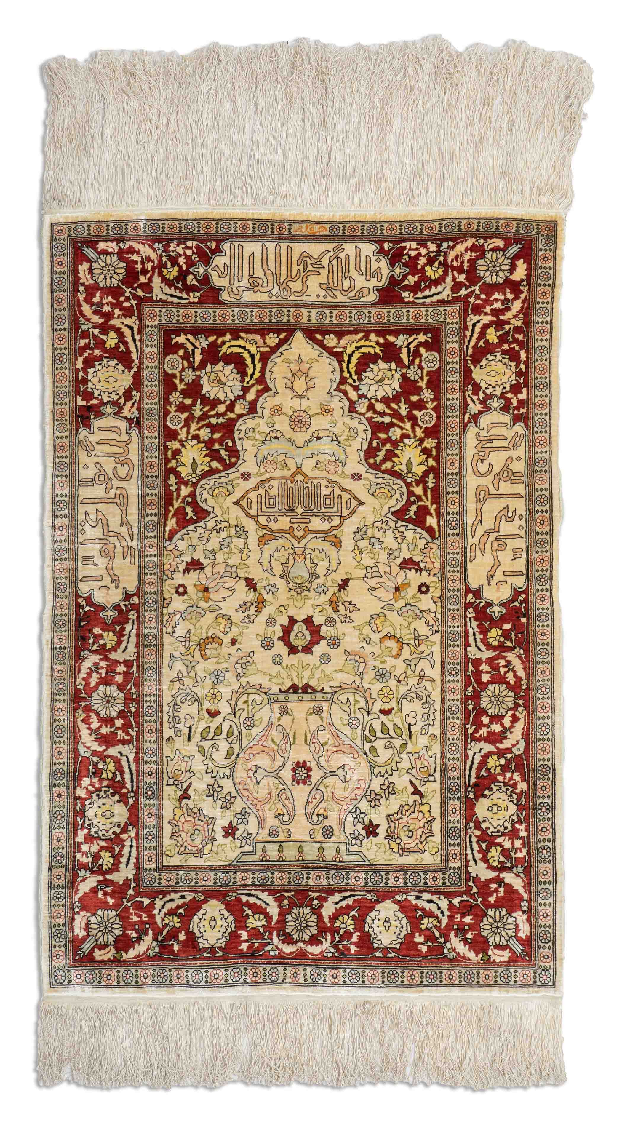 Eine Fotoaufnahme eines Hereke Teppichs.