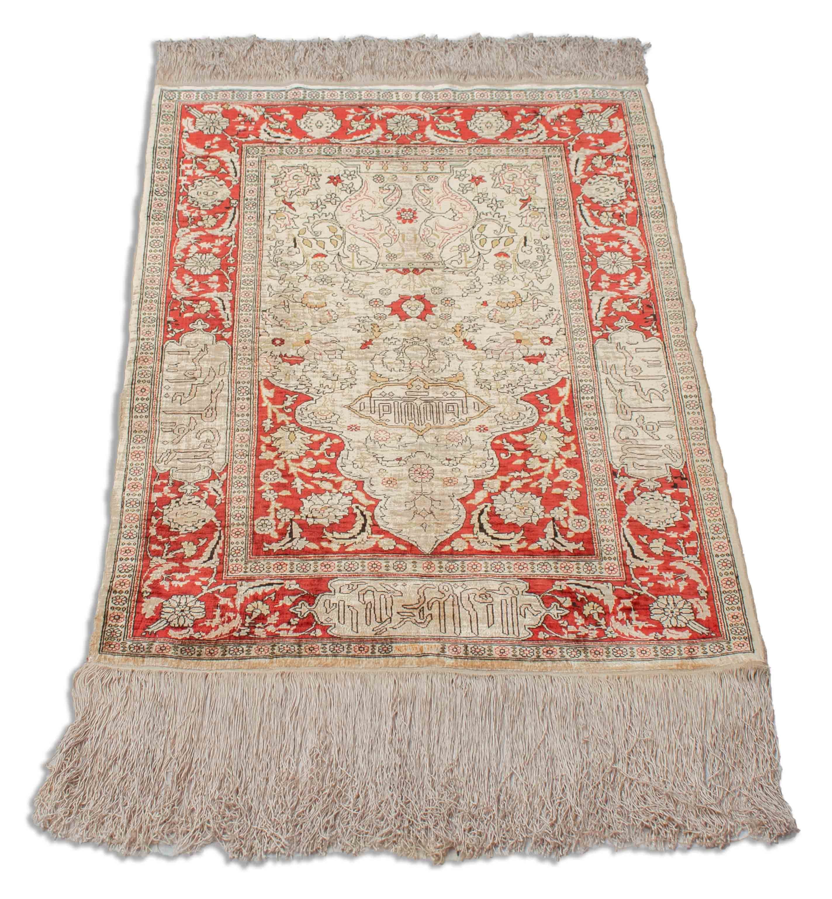 Eine Fotoaufnahme eines Hereke Teppichs.