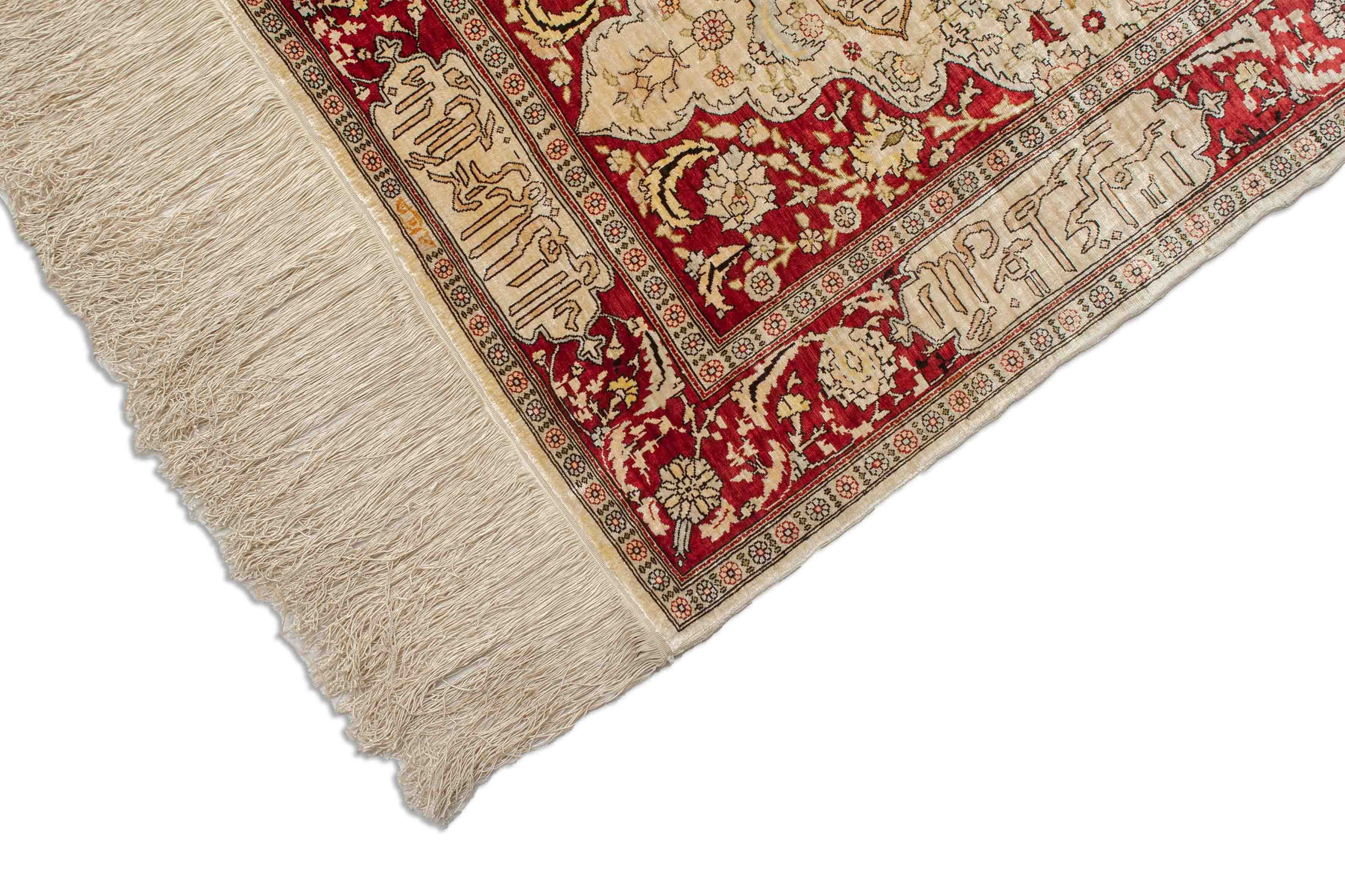 Eine Fotoaufnahme eines Hereke Teppichs.