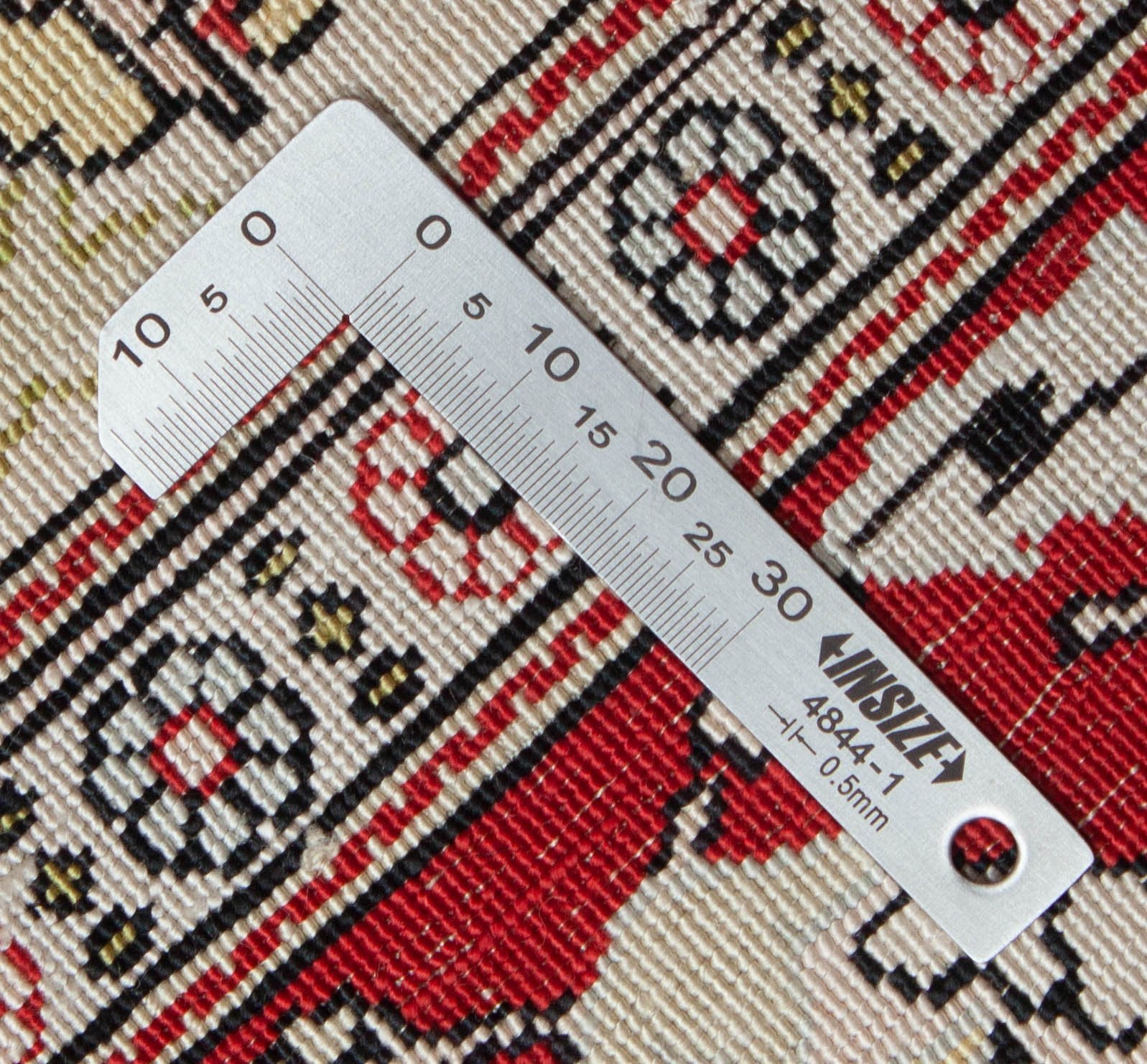 Eine Fotoaufnahme eines Hereke Teppichs.