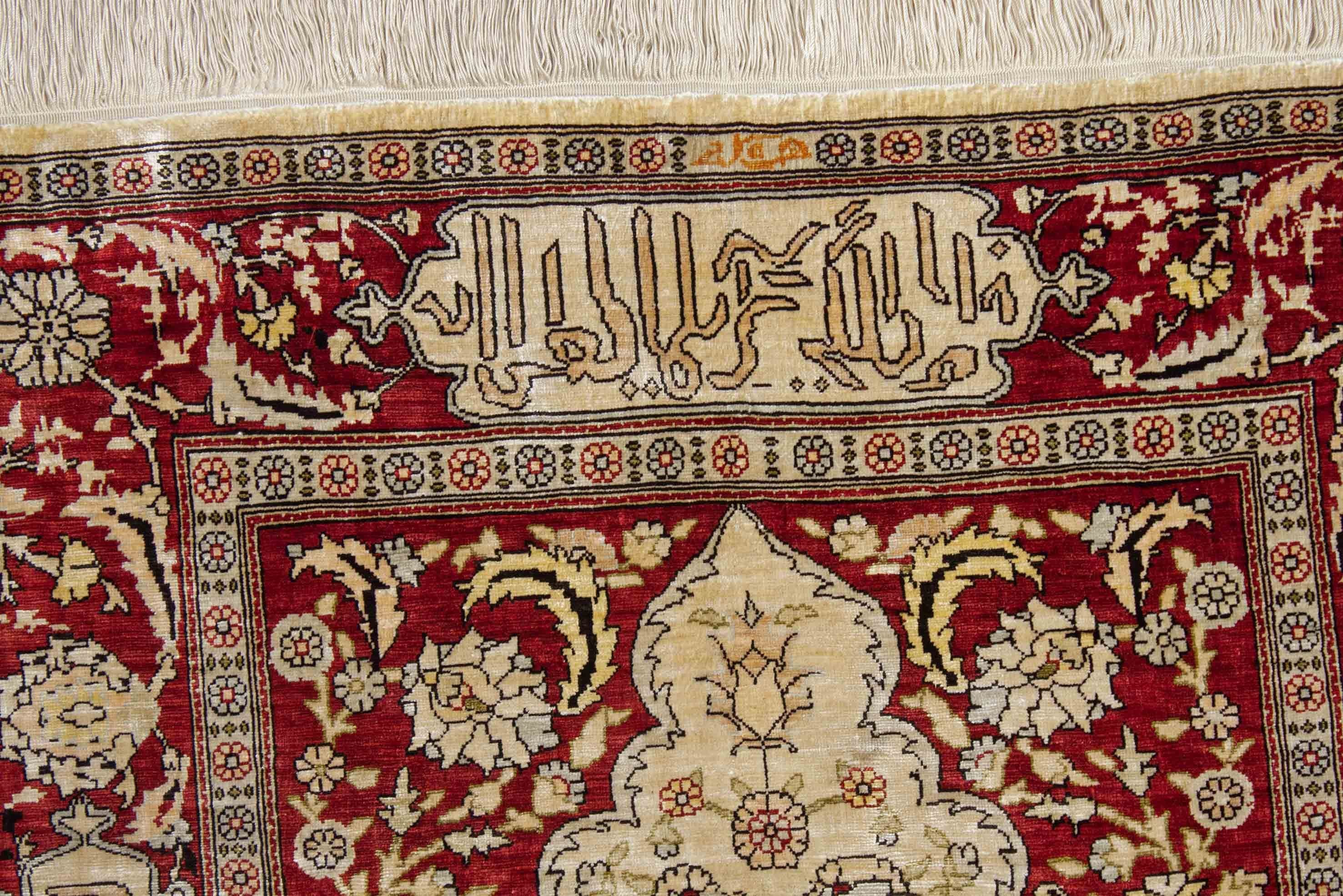 Eine Fotoaufnahme eines Hereke Teppichs.