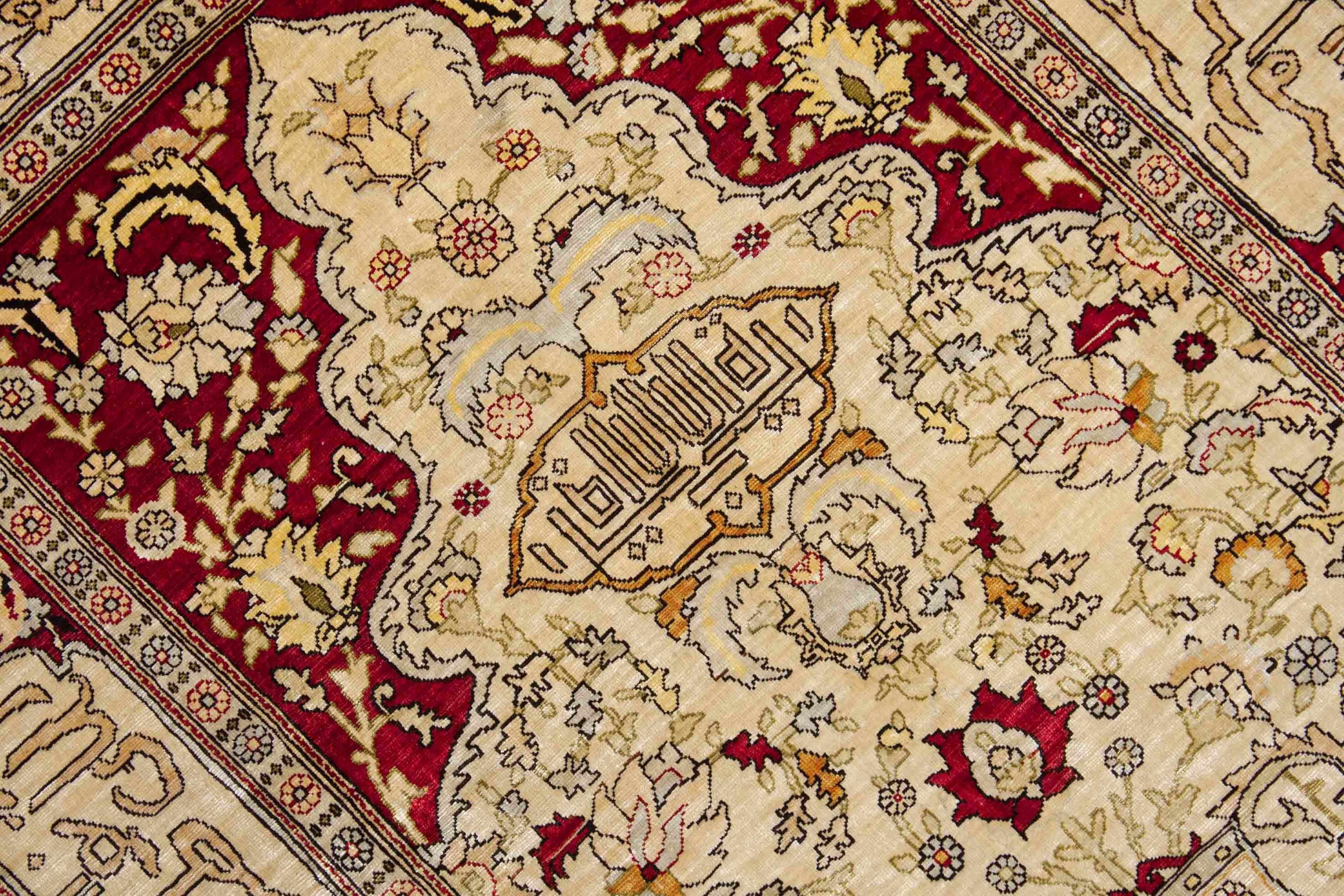 Eine Fotoaufnahme eines Hereke Teppichs.