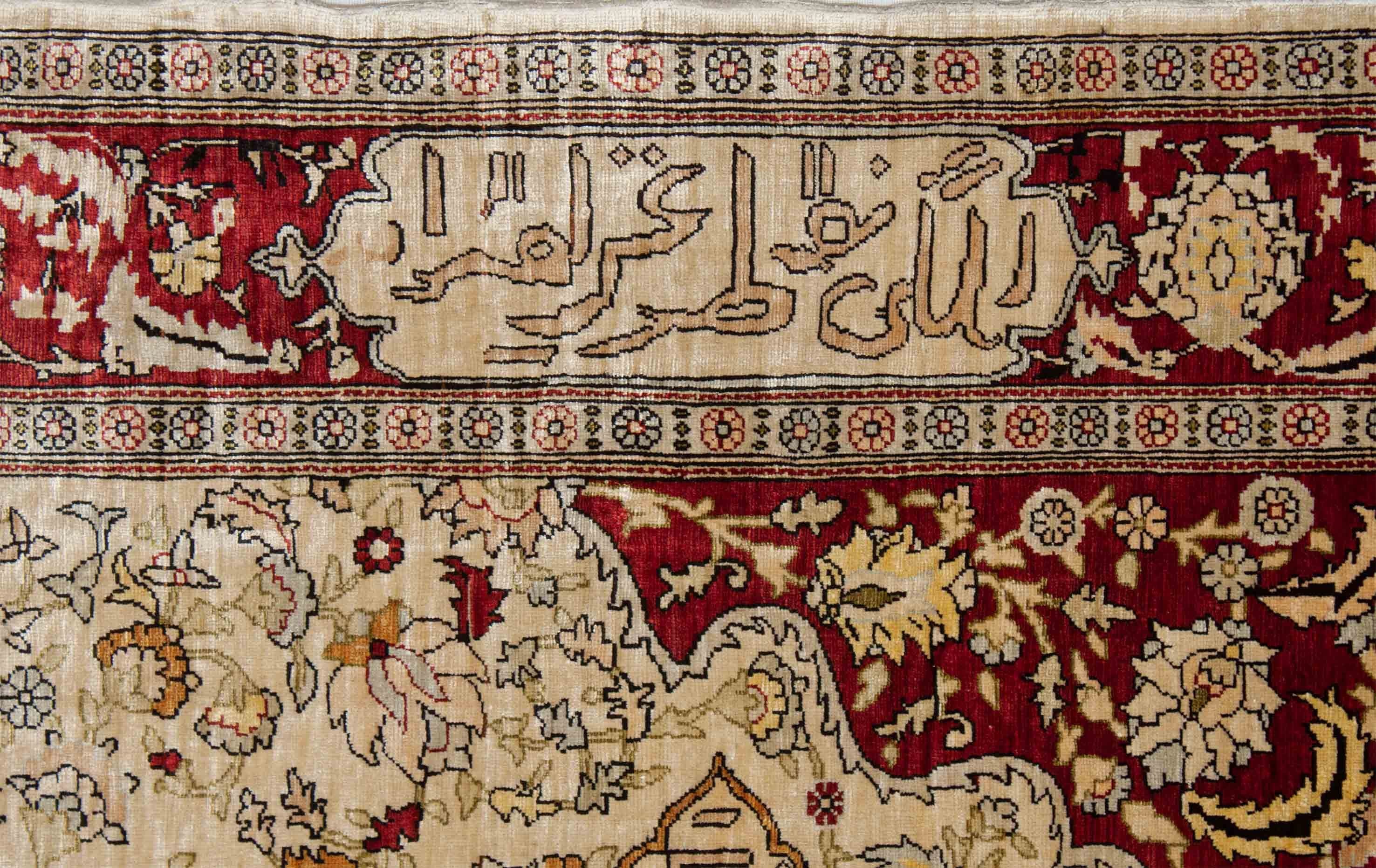 Eine Fotoaufnahme eines Hereke Teppichs.