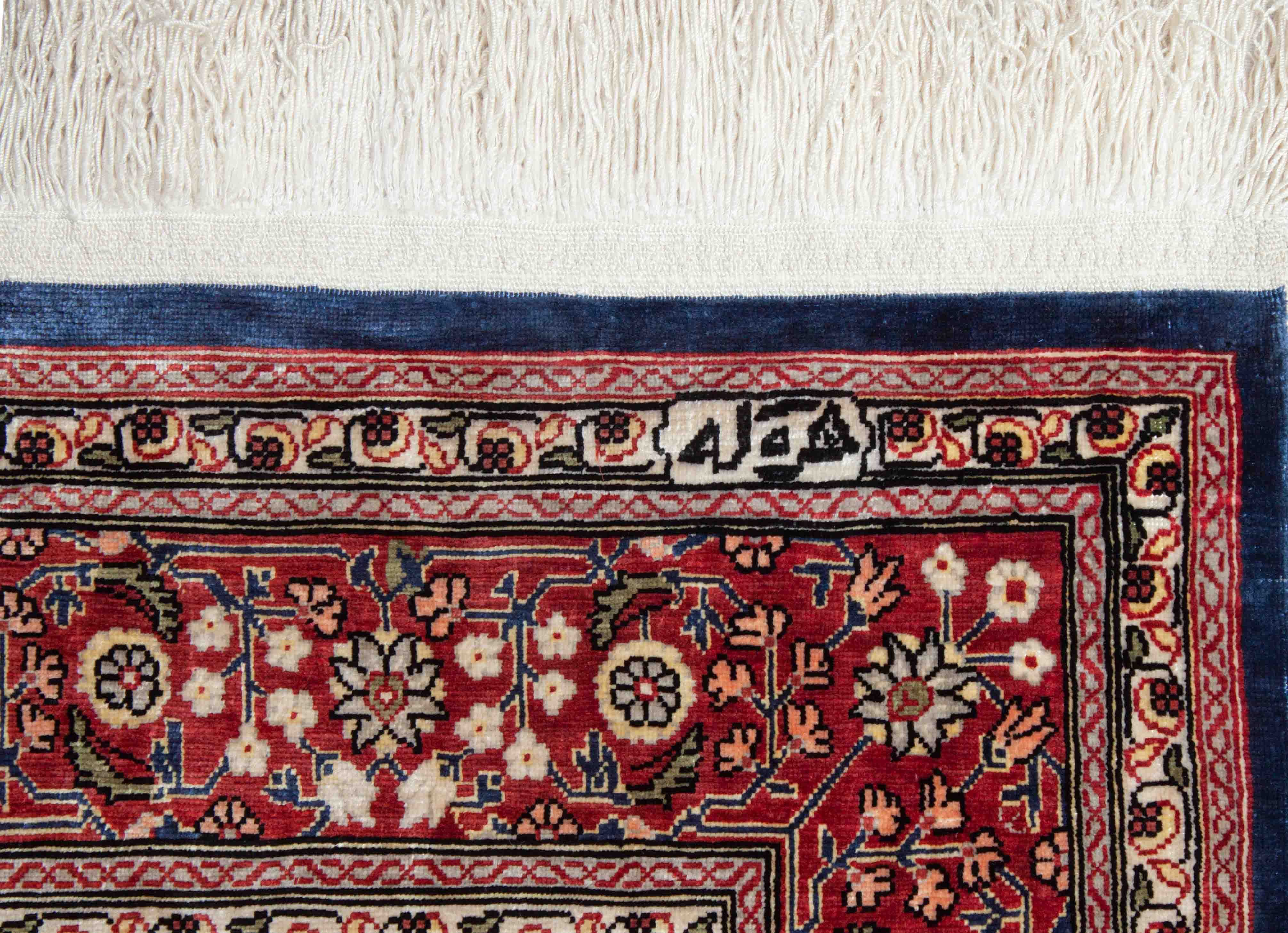 Eine Fotoaufnahme eines Hereke Teppichs.