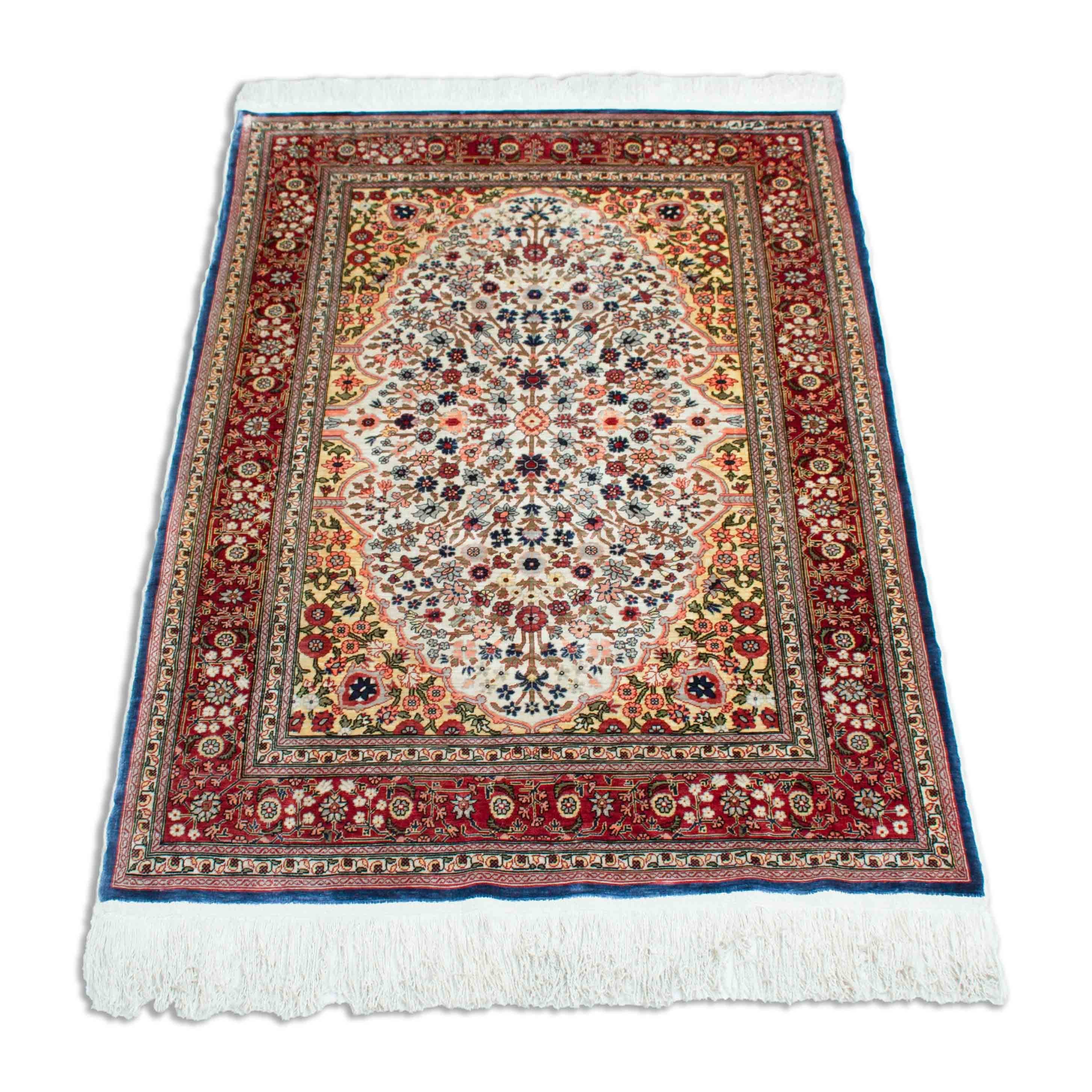 Eine Fotoaufnahme eines Hereke Teppichs.