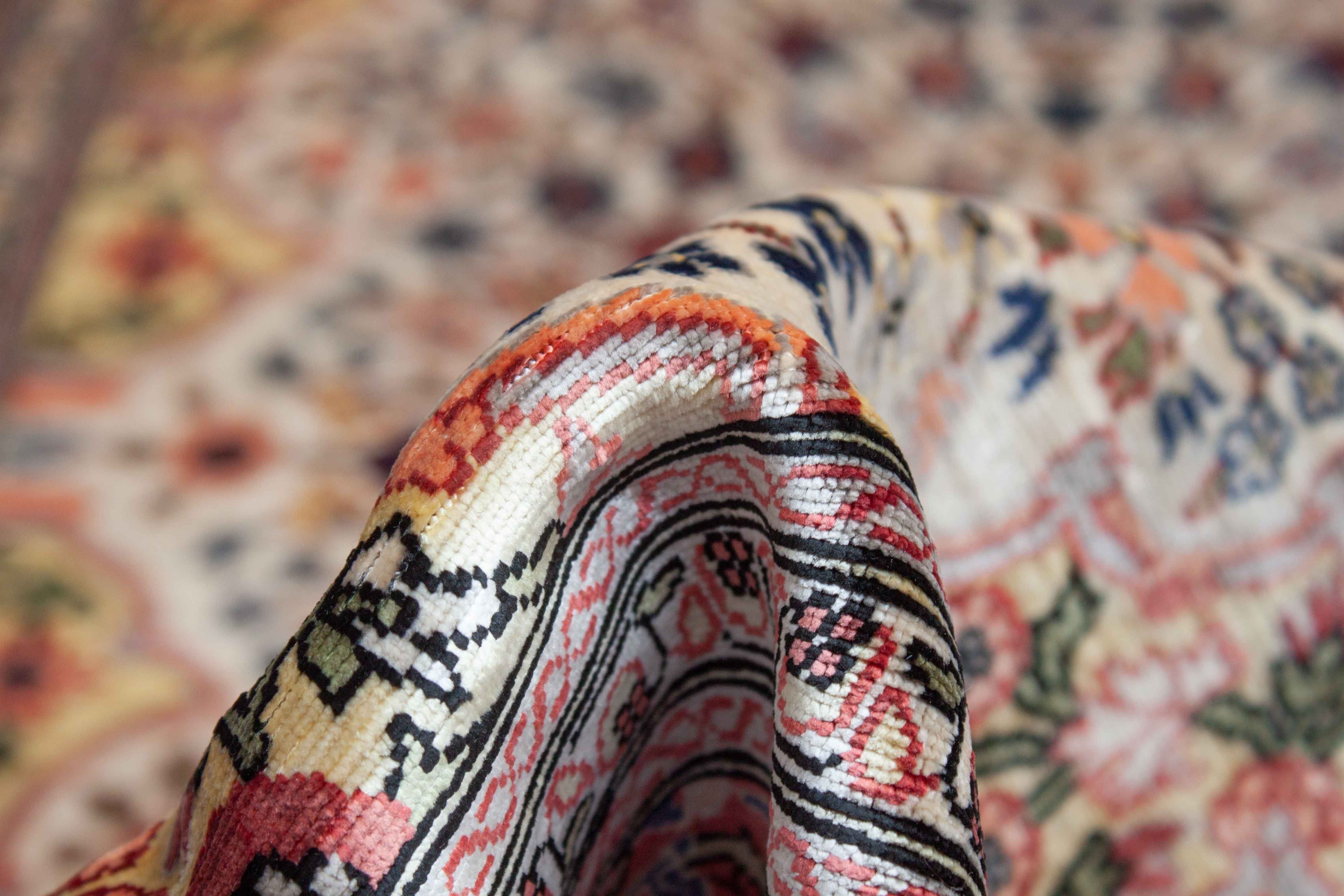 Eine Fotoaufnahme eines Hereke Teppichs.