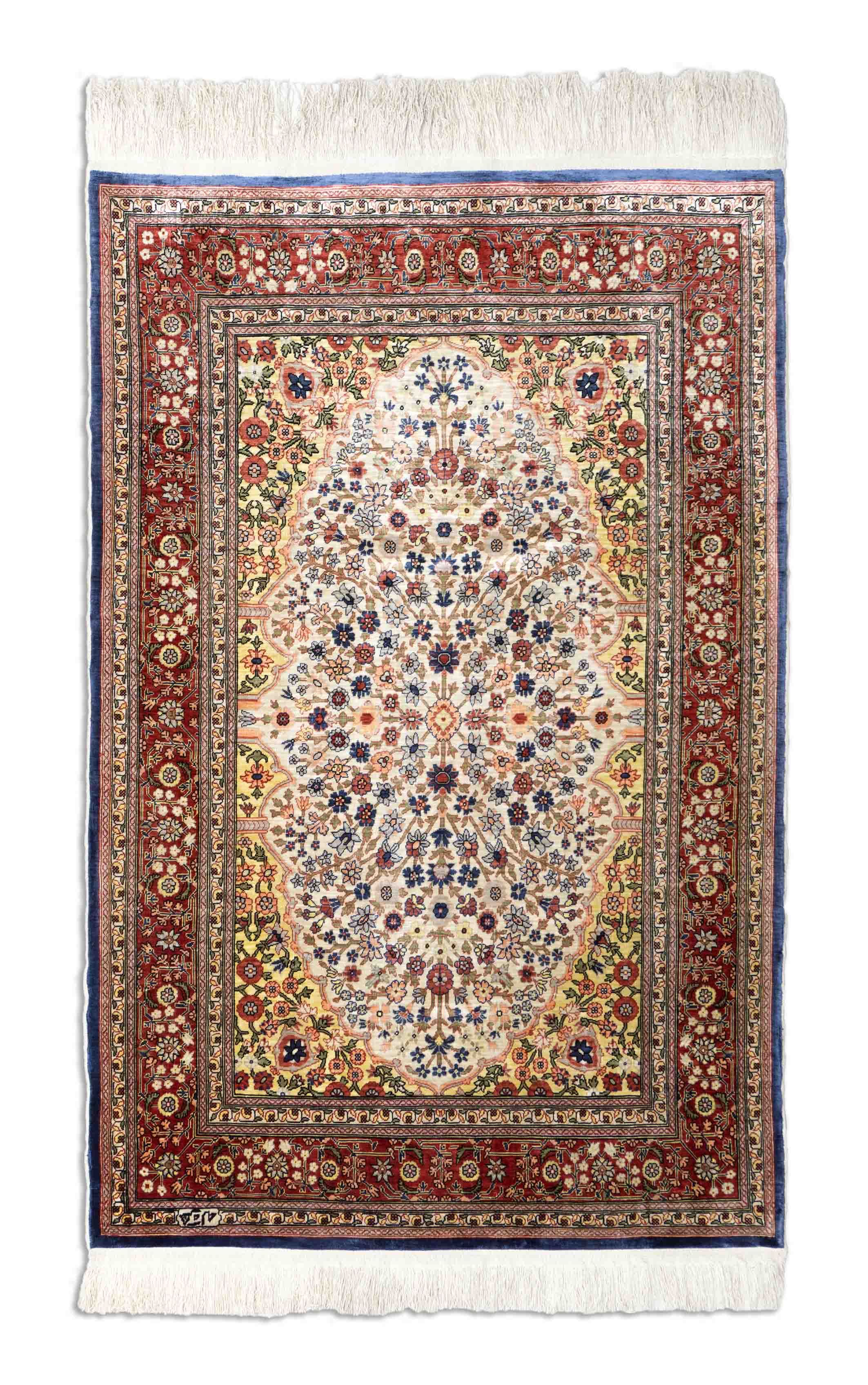 Eine Fotoaufnahme eines Hereke Teppichs.