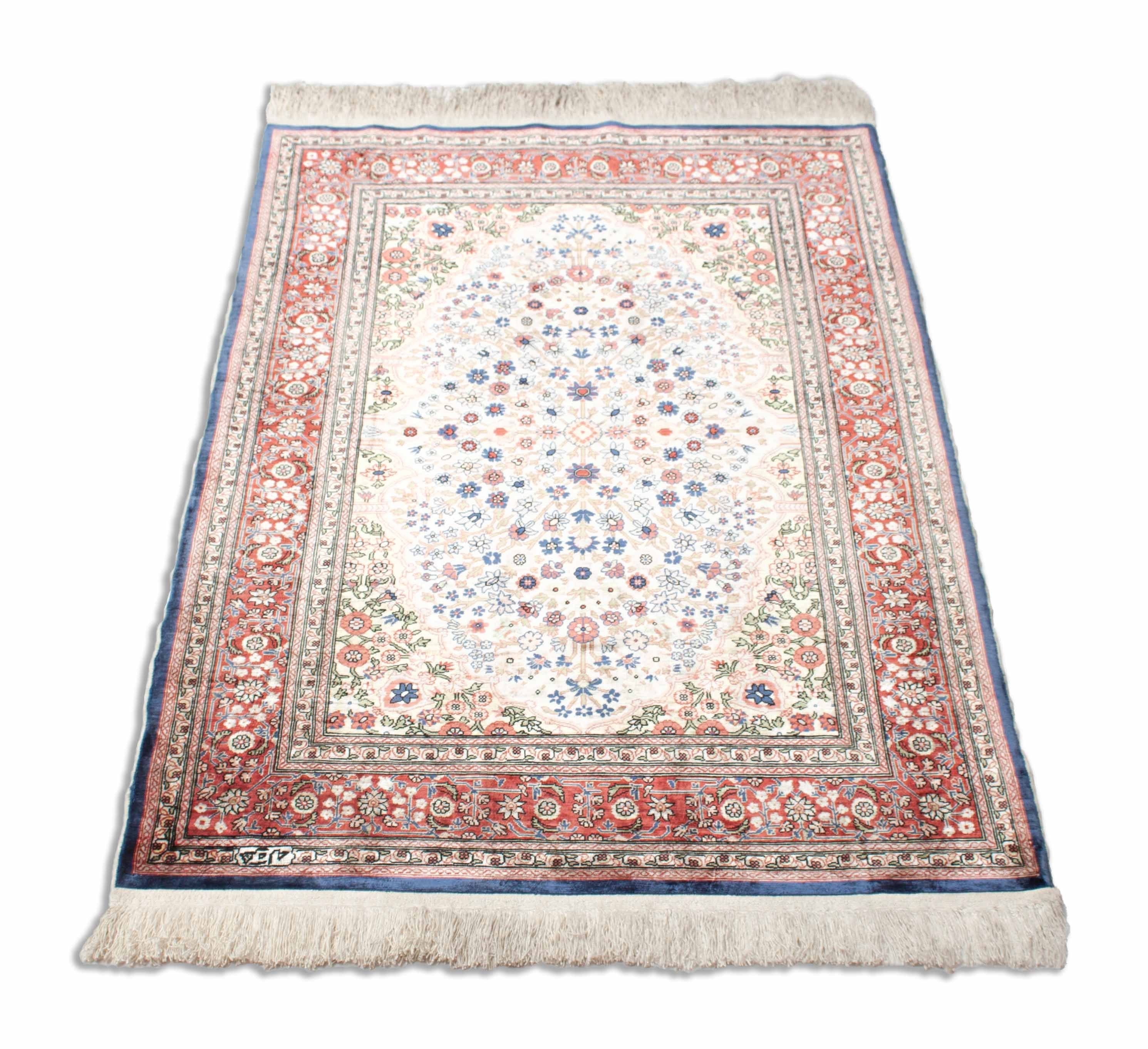 Eine Fotoaufnahme eines Hereke Teppichs.