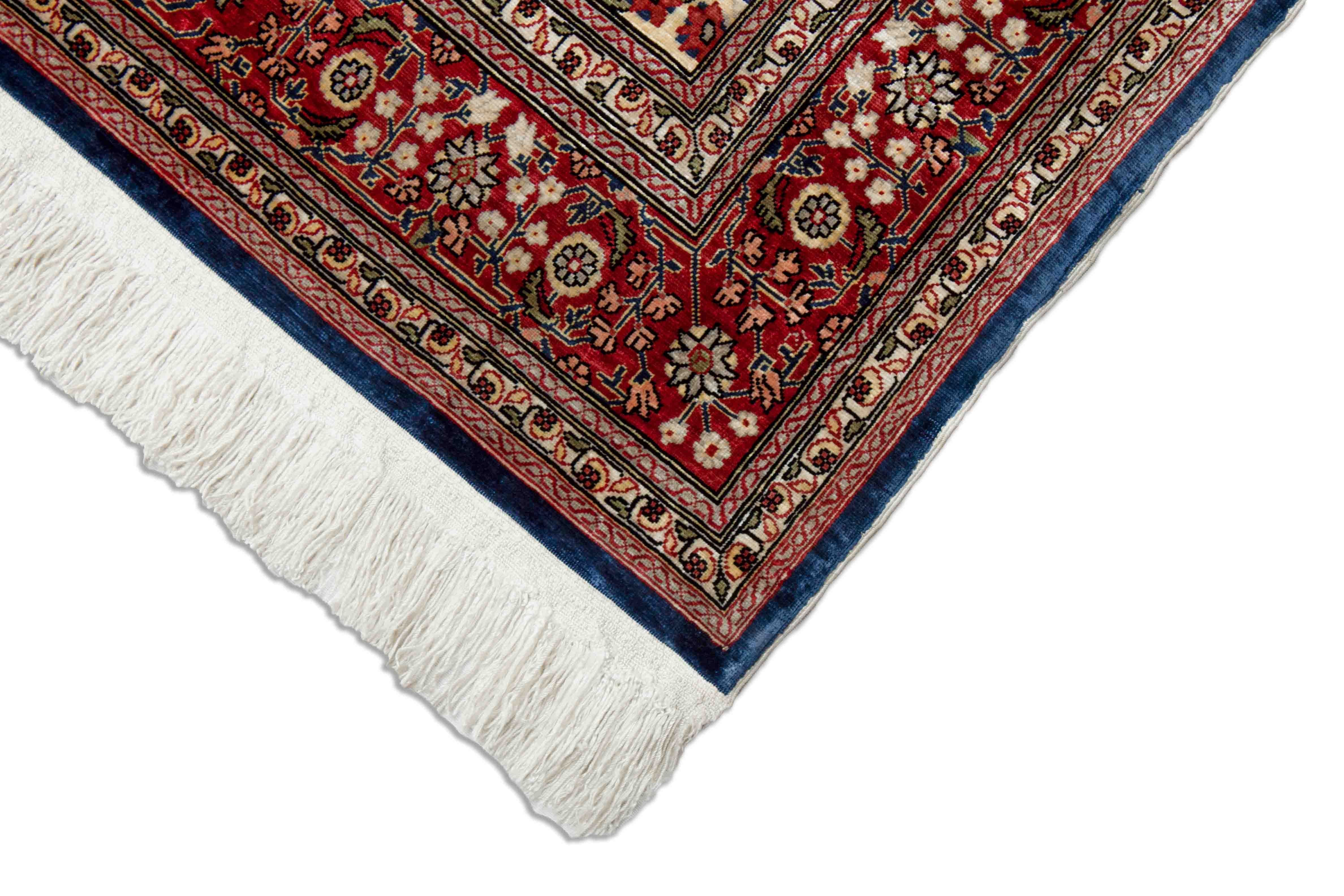 Eine Fotoaufnahme eines Hereke Teppichs.