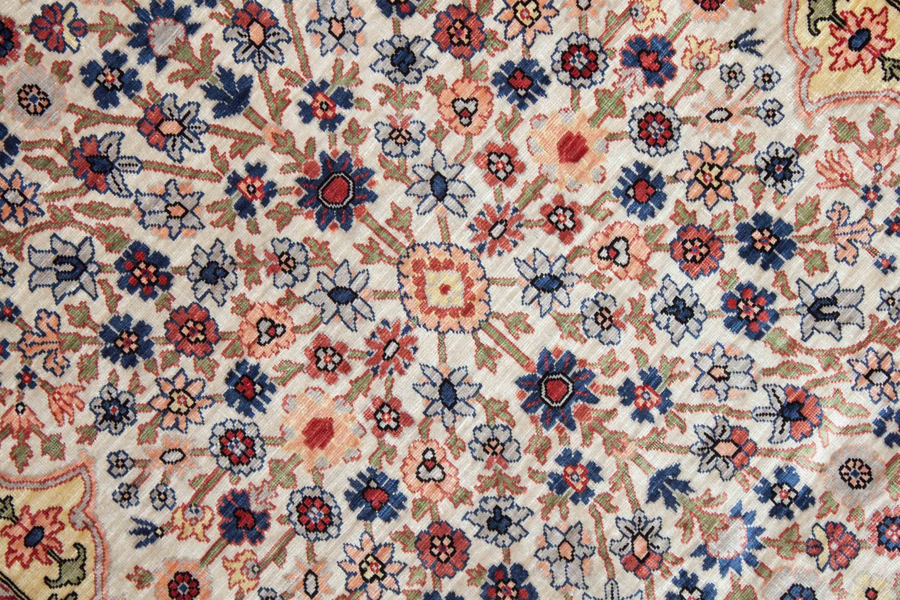 Eine Fotoaufnahme eines Hereke Teppichs.