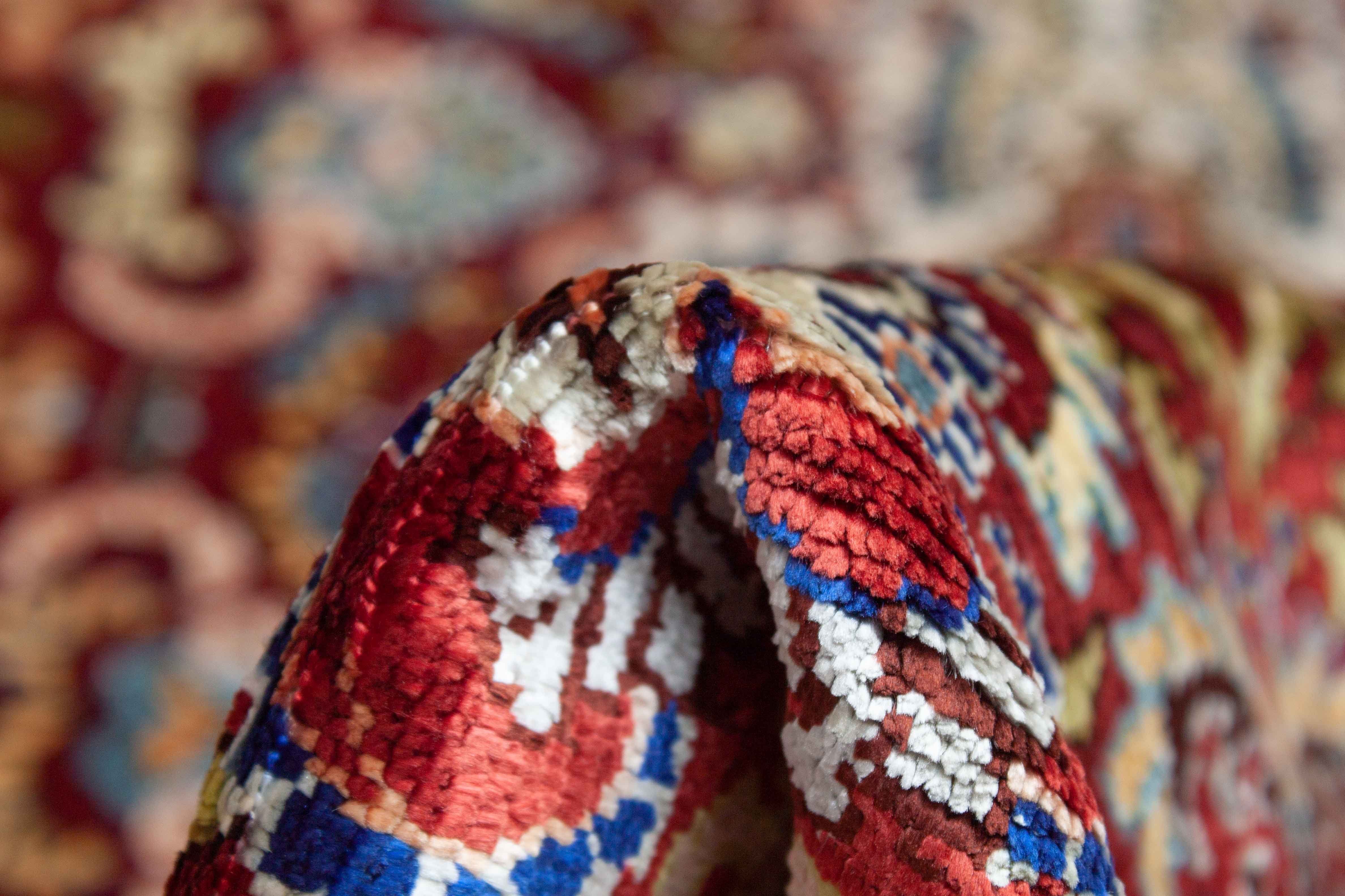 Eine Fotoaufnahme eines Hereke Teppichs.